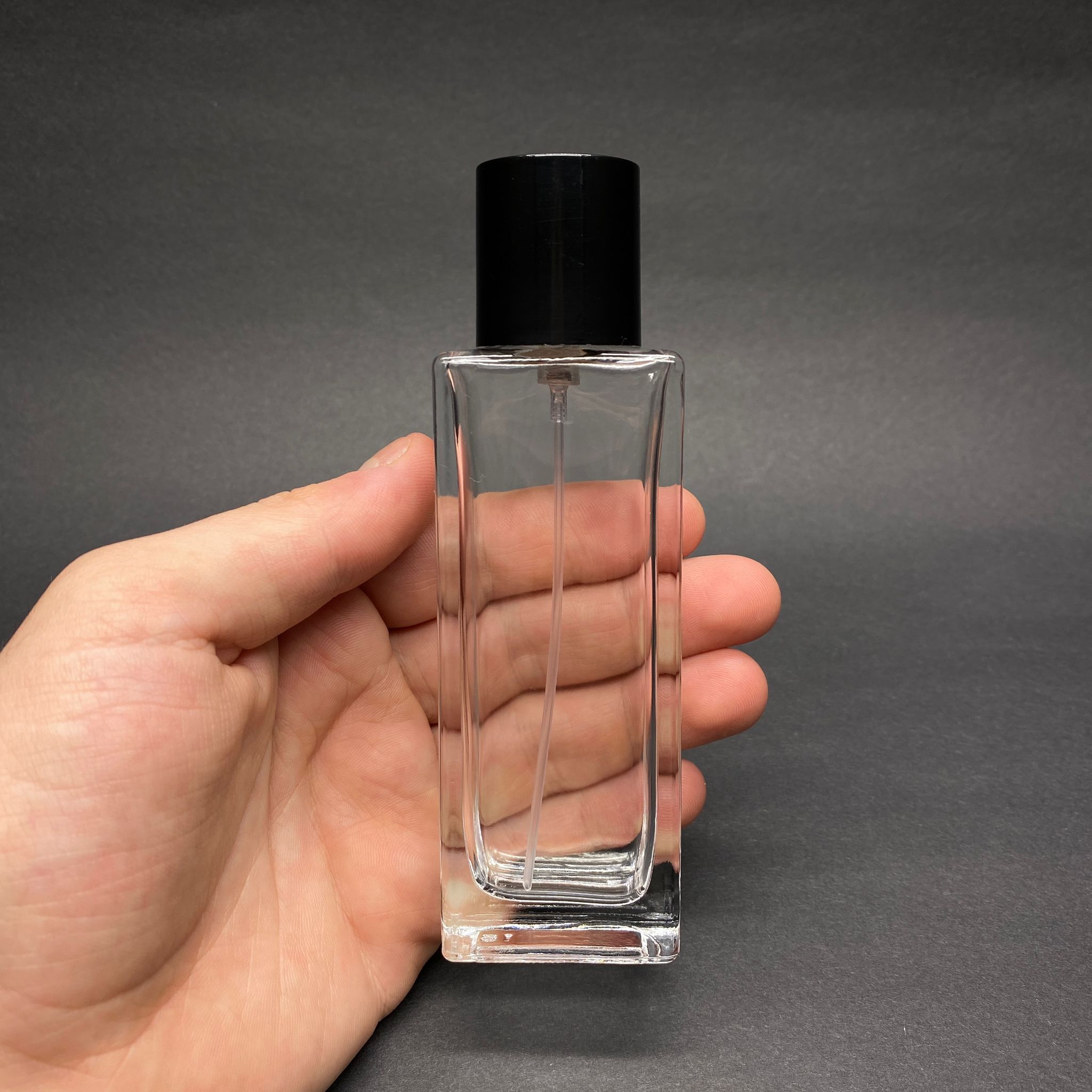 50 ML DİKDÖRTGEN MODEL FORTUNE UZUN PARFÜM ŞİŞESİ - GÜMÜŞ METAL SPREYLİ + SİYAH KAPAKLI (AĞIZ 15 MM GEÇME KOLAY KAPAMA)