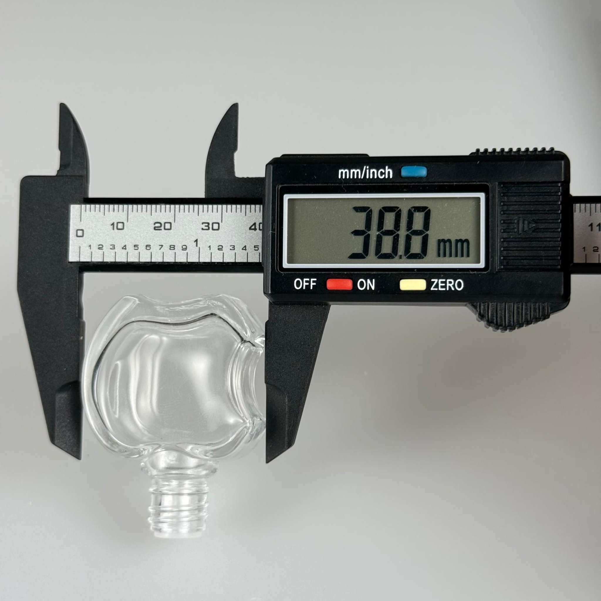 8 CC CAM OTO KOKUSU ŞİŞESİ AHŞAP KAPAKLI TIPALI TAKIM - 8 ML BOŞ OTO PARFÜM ŞİŞESİ - ELMA (APPLE MODEL)