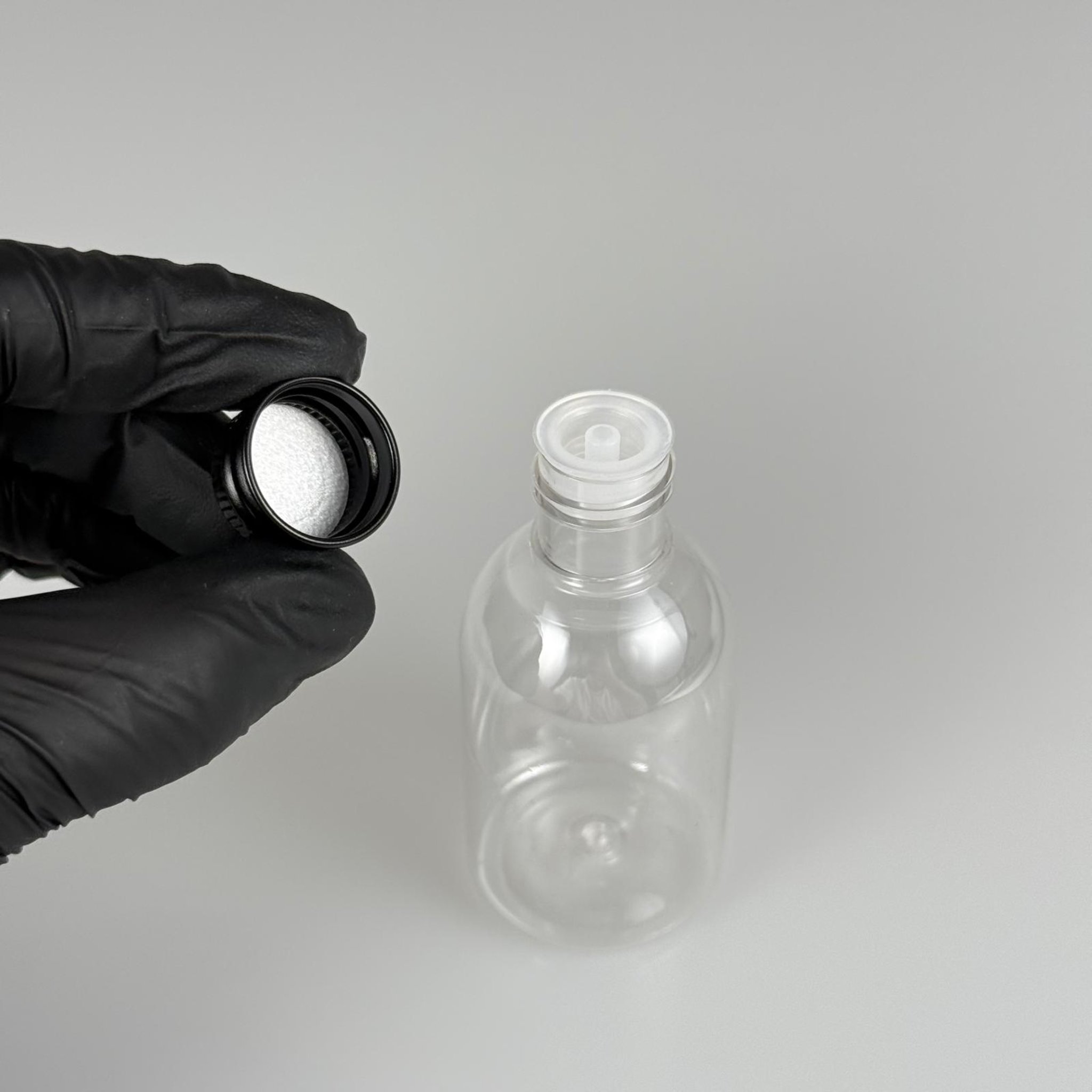50  CC BUKLET PET ŞİŞE + KÖPÜK CONTALI SİYAH ALÜMİNYUM METAL KAPAKLI + DAMLALIKLI KOLONYA TIPALI TAKIM - 50 ML PLASTİK ŞİŞE