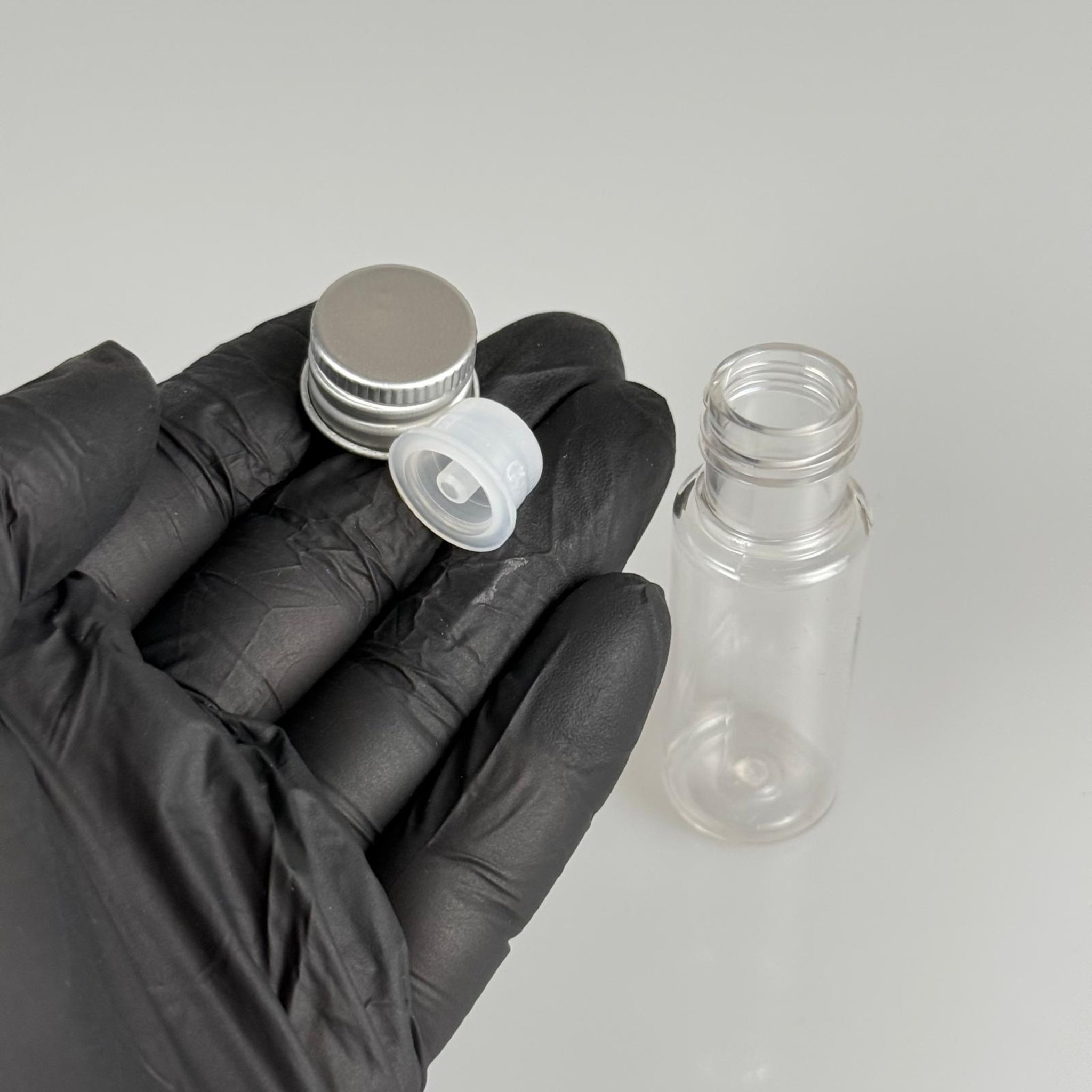 15 CC SİLİNDİR PET ŞİŞE + KÖPÜK CONTALI GÜMÜŞ ALÜMİNYUM METAL KAPAKLI + DAMLALIKLI KOLONYA TIPALI TAKIML - 15 ML ŞEFFAF PET ŞİŞE