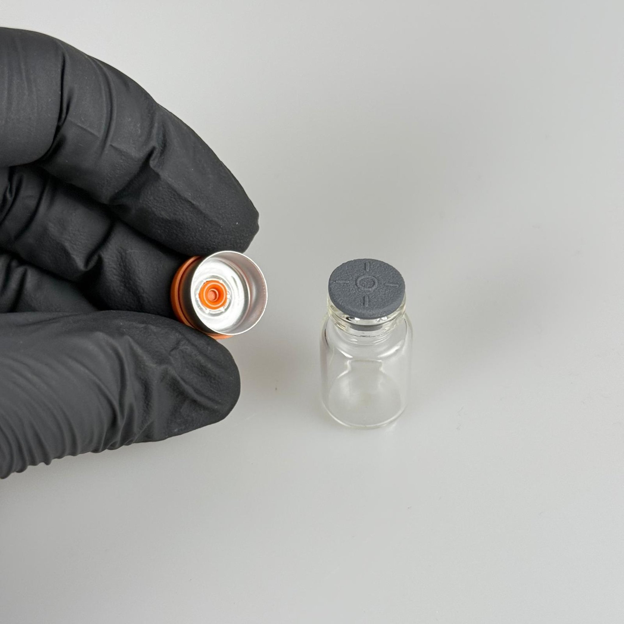 2 ML VİAL FLAKON ŞİŞE- 13 AĞIZ 2 CC ŞEFFAF CAM İLAÇ ŞİŞESİ + KAUÇUK BUTİL ENJEKTÖR TIPASI + TURUNCU FLAKON KAPAKLI TAKIM