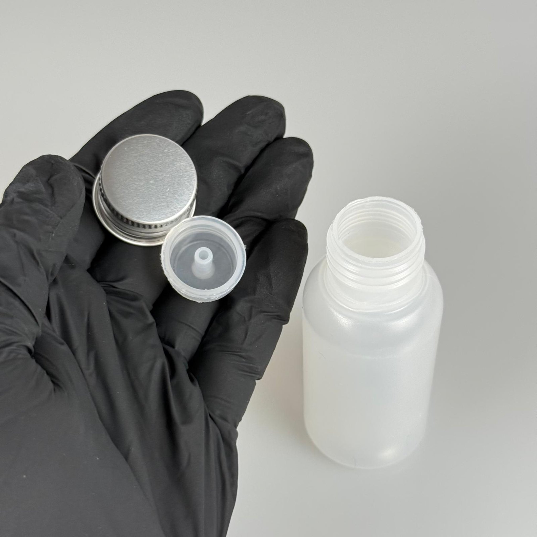 50 ML SIKILABİLİR YUMUŞAK POLİETİLEN PE PLASTİK ASETON ŞİŞESİ ( 24 AĞIZ ) + KÖPÜK CONTALI GÜMÜŞ METAL ALÜMİNYUM KAPAK + KOLONYA TIPALI TAKIM - 50 cc sos, yağ, kartuş, mürekkep vb için boş şişeler