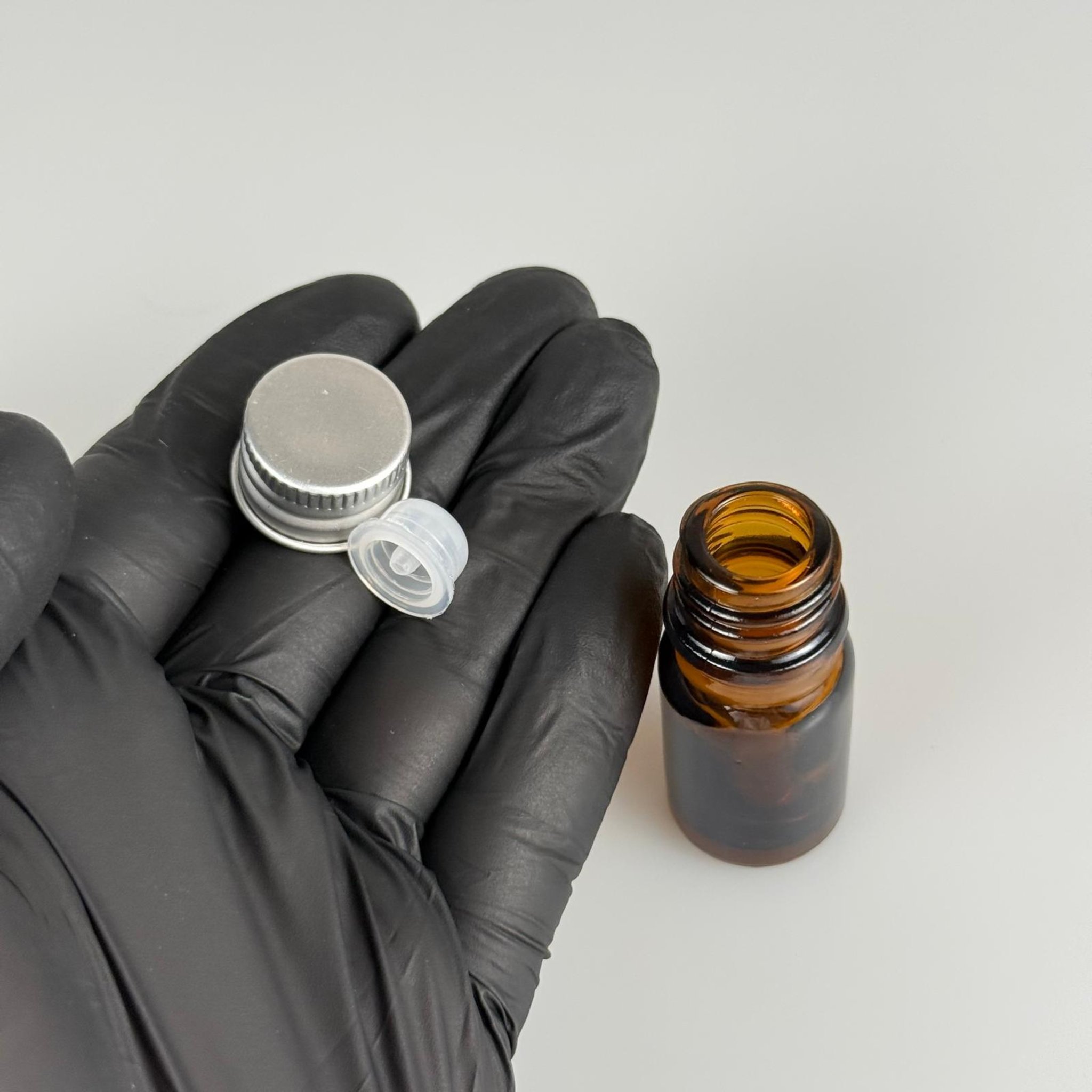 5 CC AMBER CAM ŞİŞE + KÖPÜK CONTALI GÜMÜŞ ALÜMİNYUM METAL KAPAKLI + DAMLALIKLI KOLONYA TIPALI TAKIM - 5 ML KAHVERENGİ CAM ŞİŞE