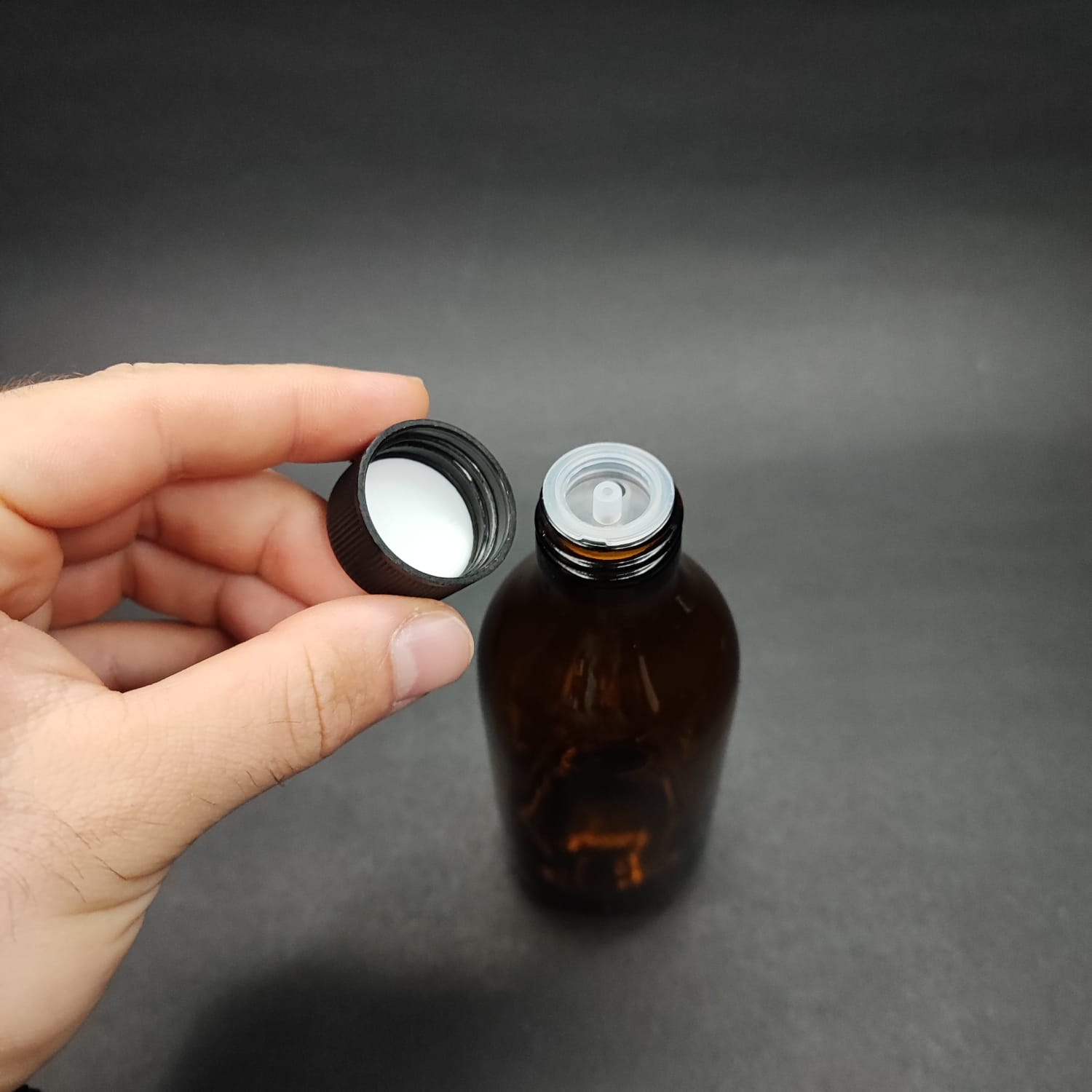 150 ML DOLUMU KOLAY, GENİŞ AĞIZLI İÇTEN DAMLALIKLI ŞİŞE (25 MM AĞIZ) - 150 CC SİYAH CONTALI KAPAKLI İÇTEN DAMLALIKLI CAM ECZA ŞİŞESİ - AMBER KAHVERENGİ