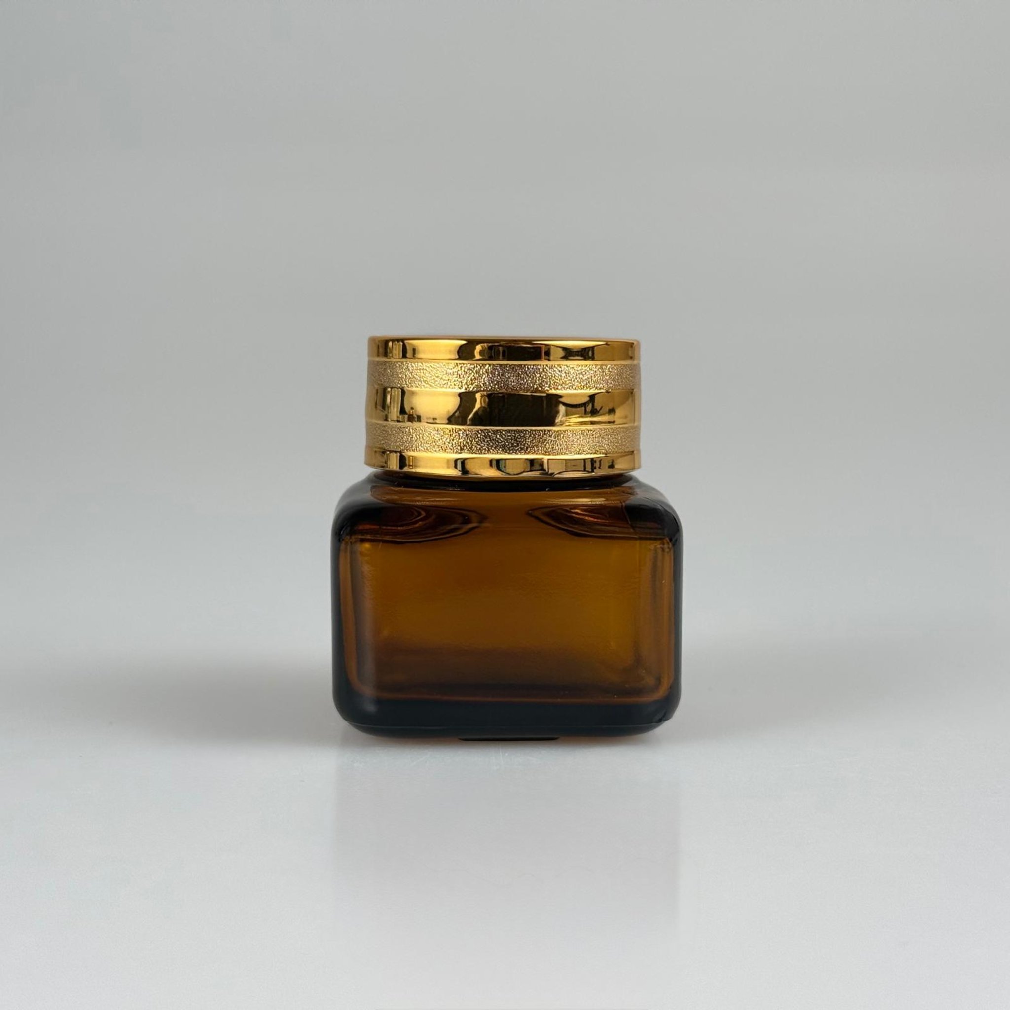 20 CC KARE AMBER CAM KAVANOZ + GOLD İŞLEMELİ KAPAK + CONTA - 20 ML KAHVERENGİ KARE KAVANOZ