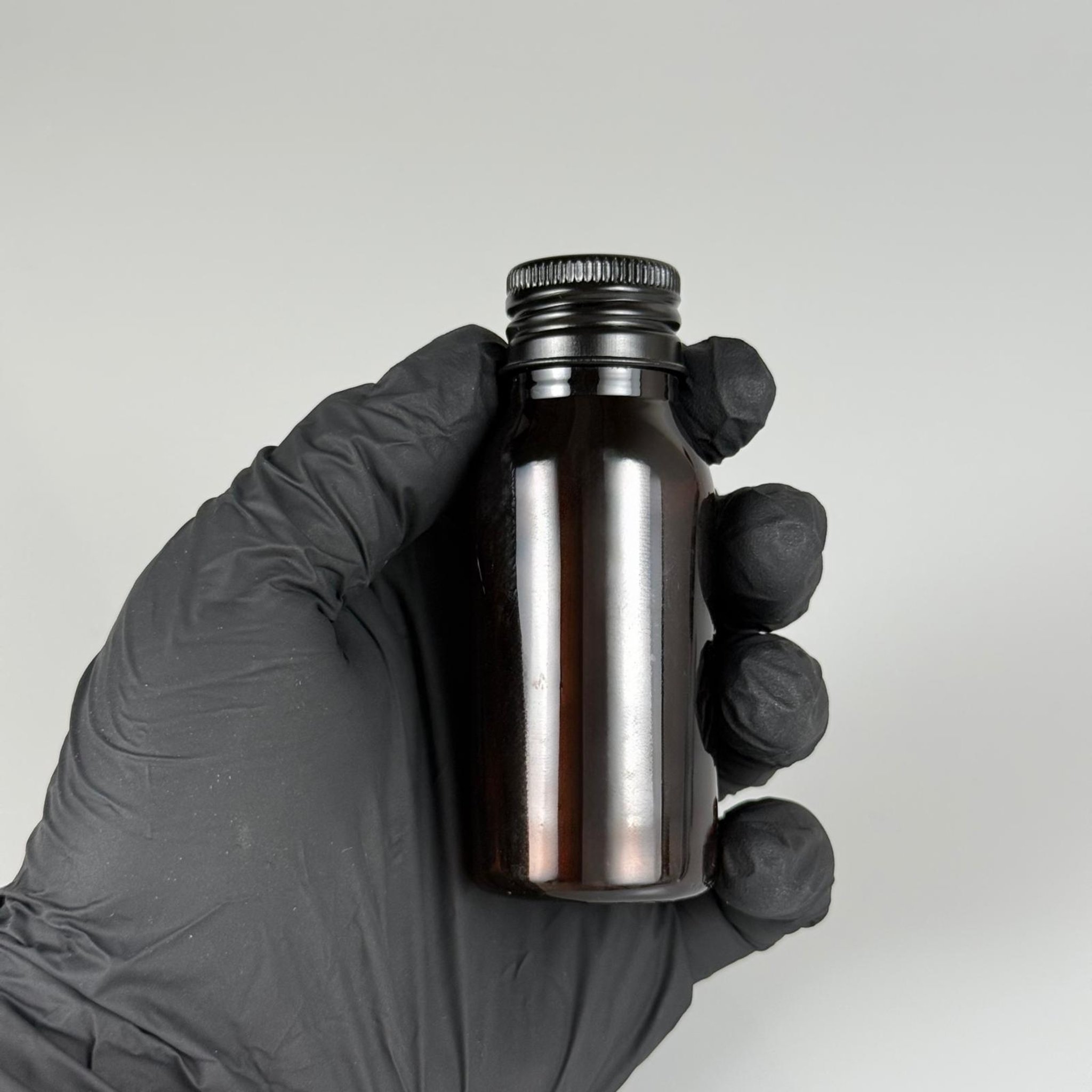 50 CC AMBER SERT MODEL PET ŞİŞE (24 AĞIZ) + KÖPÜK CONTALI SİYAH METAL ALÜMİNYUM KAPAK + KOLONYA TIPALI TAKIM - 50 ML KAPAKLI KAHVERENGİ PLASTİK ŞİŞELER