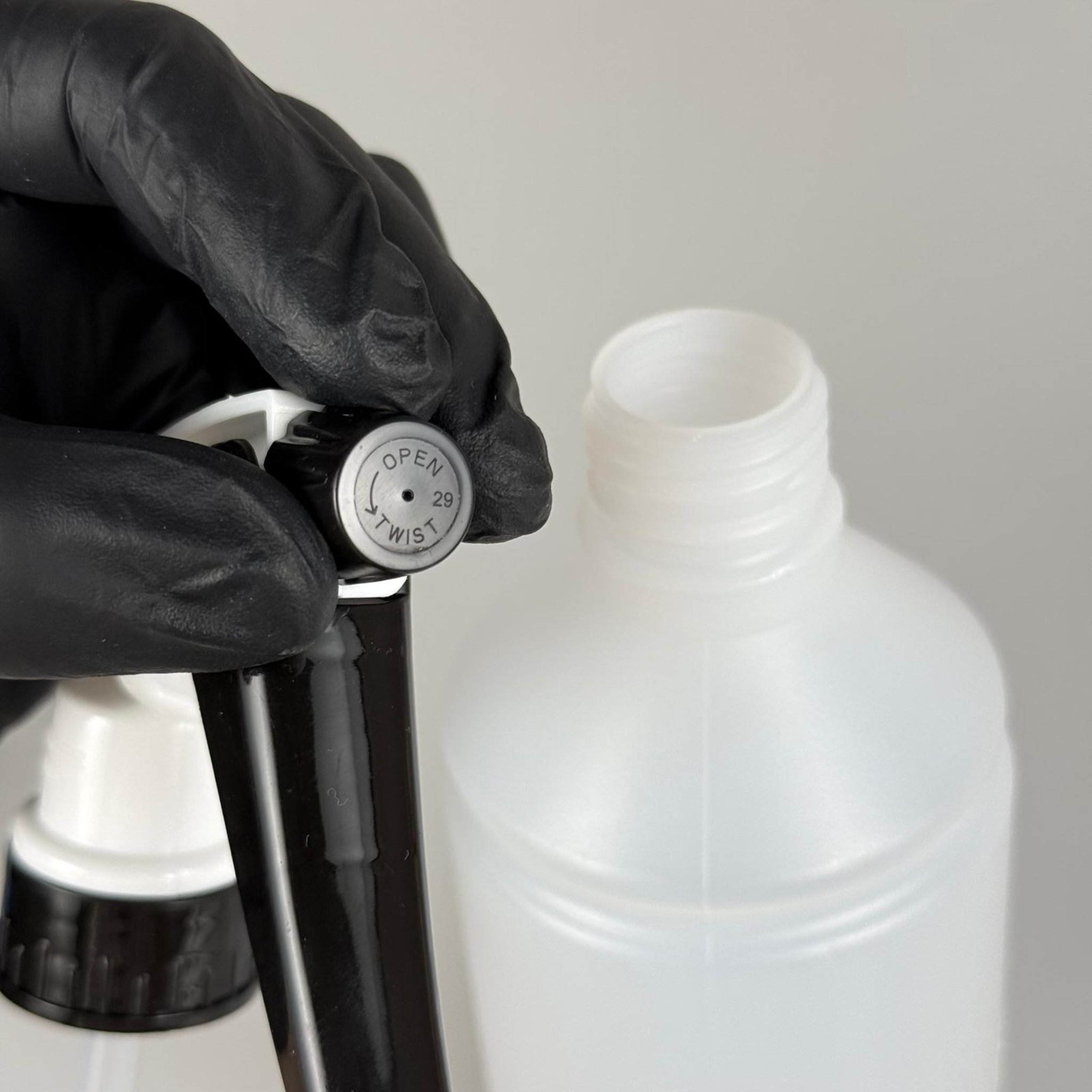 500 CC TİNER ŞİŞESİ - BÜYÜK SİYAH BEYAZ DOZAJLI KİMYASALA DAYANIKLI TRİGER TETİK SPREYLİ - 500 ML KİMYASALA DAYANIKLI PLASTİK ŞİŞE - 0,5 LT POLİETİLEN ŞİŞE - TOMBUL OTO TEMİZLİK ŞİŞESİ