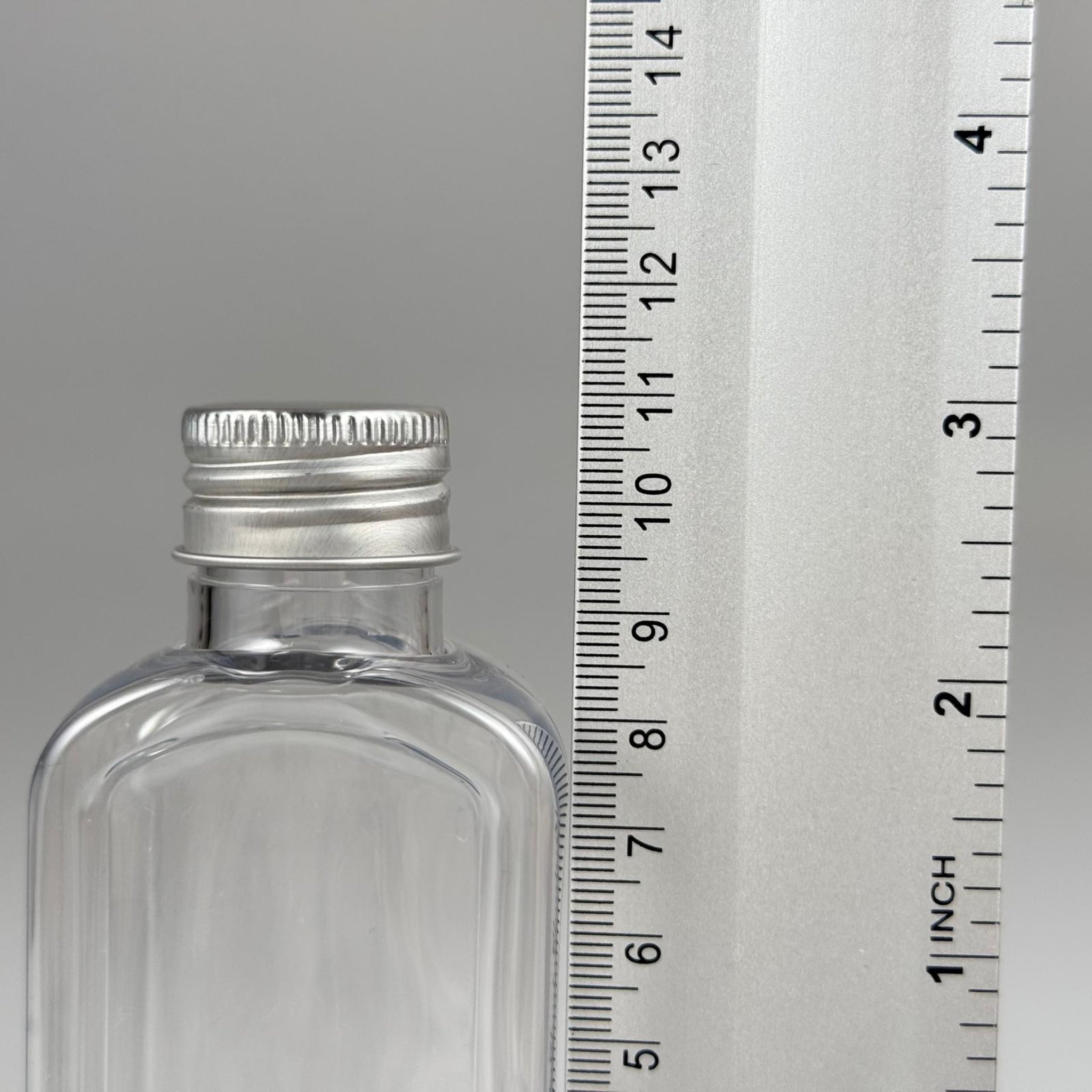 100 CC YASSI KÖŞELİ MODEL ŞEFFAF PET ŞİŞE (24 AĞIZ) + KÖPÜK CONTALI GÜMÜŞ METAL ALÜMİNYUM KAPAK + KOLONYA TIPALI TAKIM - 100 ML KAPAKLI PLASTİK ŞİŞELER