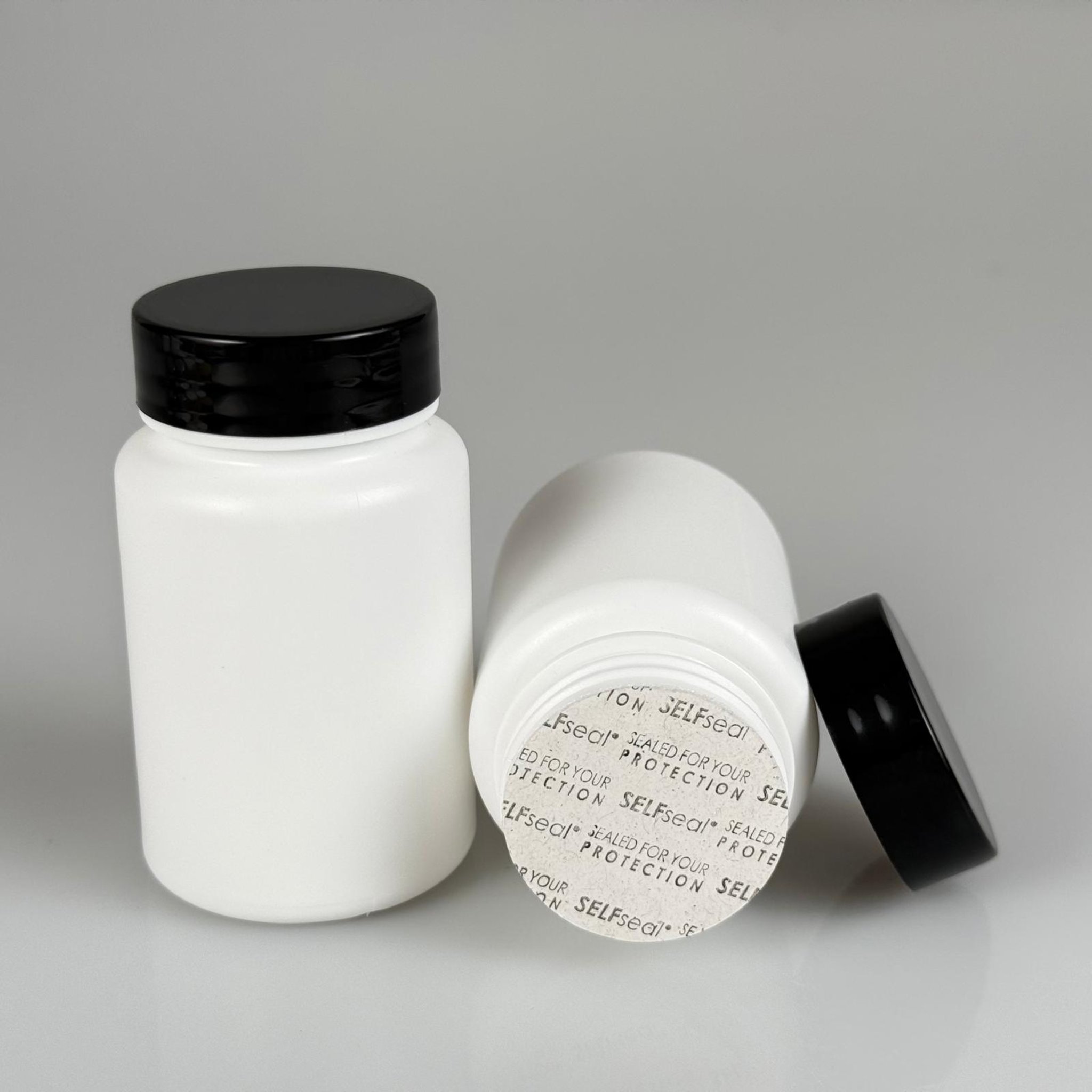 100 CC BEYAZ SERT POLİETİLEN ŞİŞE + SİYAH PLASTİK KAPAKLI + KENDİNDEN YAPIŞKANLI KÖPÜK CONTALI - 100 ML POLİETİLEN ŞİŞE