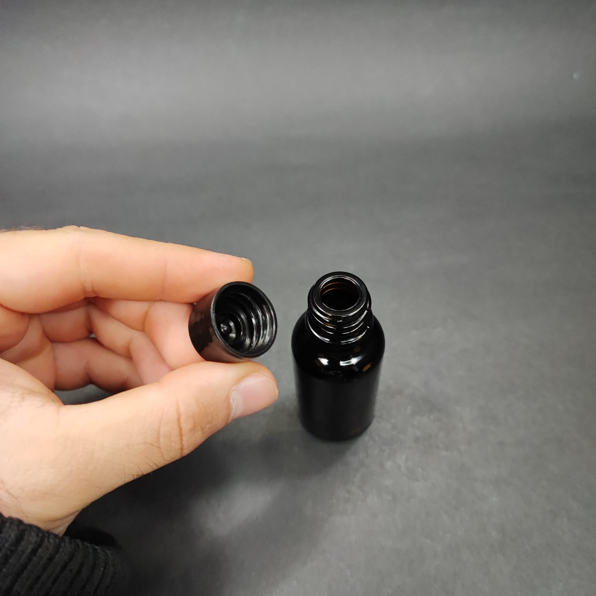 20 CC KOYU AMBER CAM ŞİŞE + KENDİNDEN CONTALI SIZDIRMAZ SİYAH KAPAK - 20 ML KAPAKLI KAHVERENGİ CAM ŞİŞE