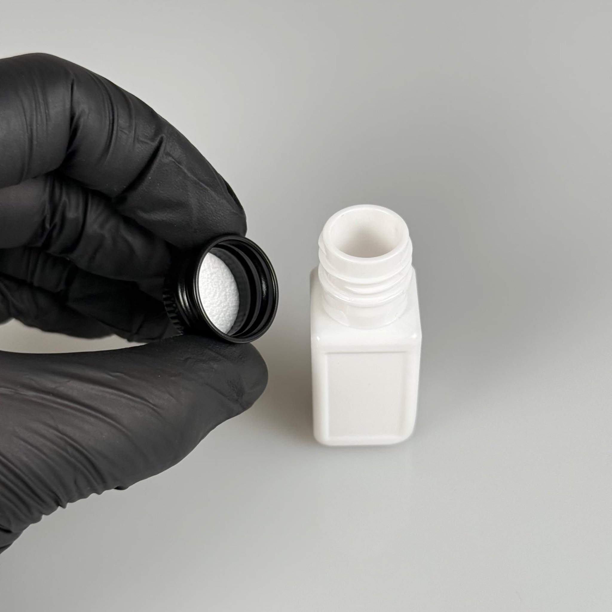 10 CC BEYAZ KARE PET SHOT ŞİŞE - KÖPÜK CONTALI SİYAH ALÜMİNYUM METAL KAPAKLI TAKIM - 10 ML PLASTİK ŞİŞE