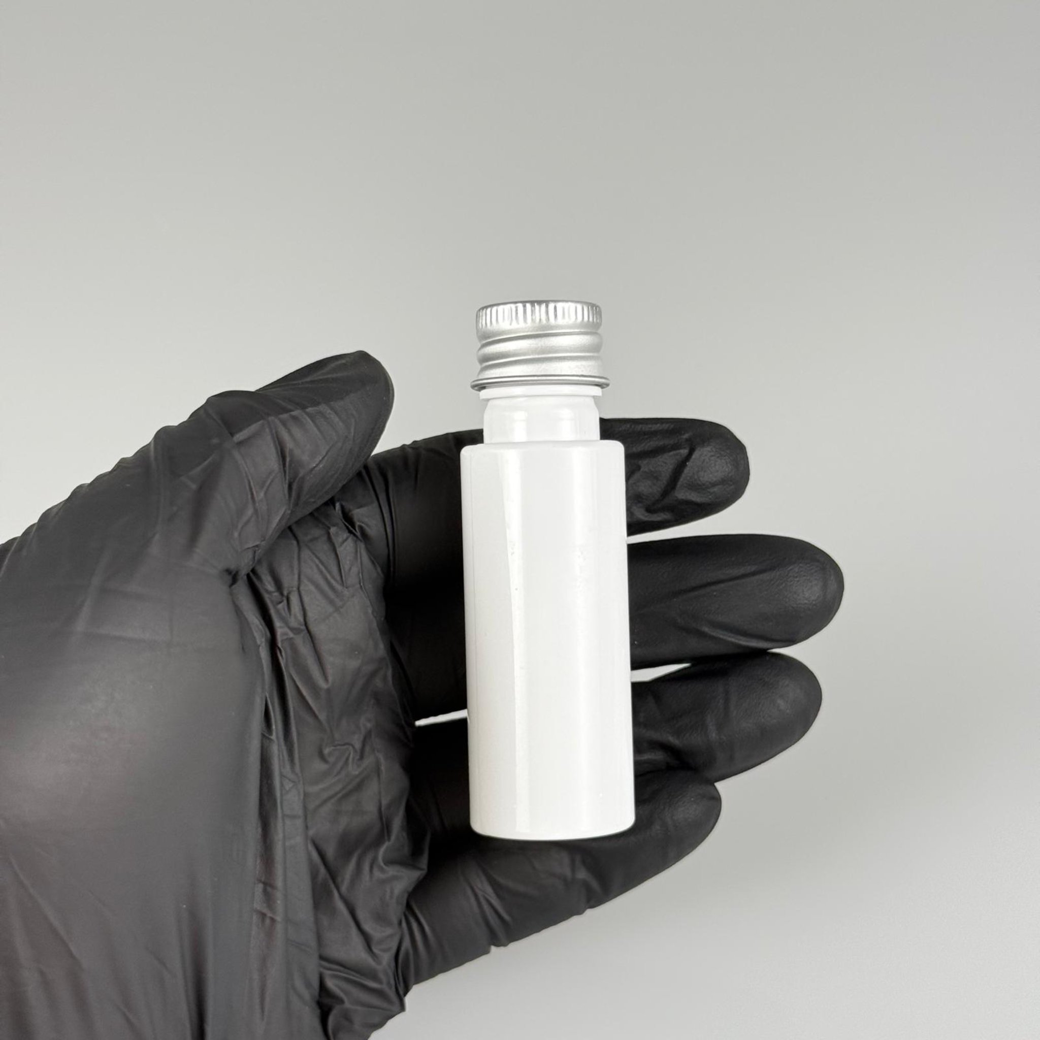 20 CC BEYAZ PET ŞİŞE + KÖPÜK CONTALI GÜMÜŞ ALÜMİNYUM METAL KAPAKLI + DAMLALIKLI KOLONYA TIPALI TAKIM - 20 ML PLASTİK ŞİŞE