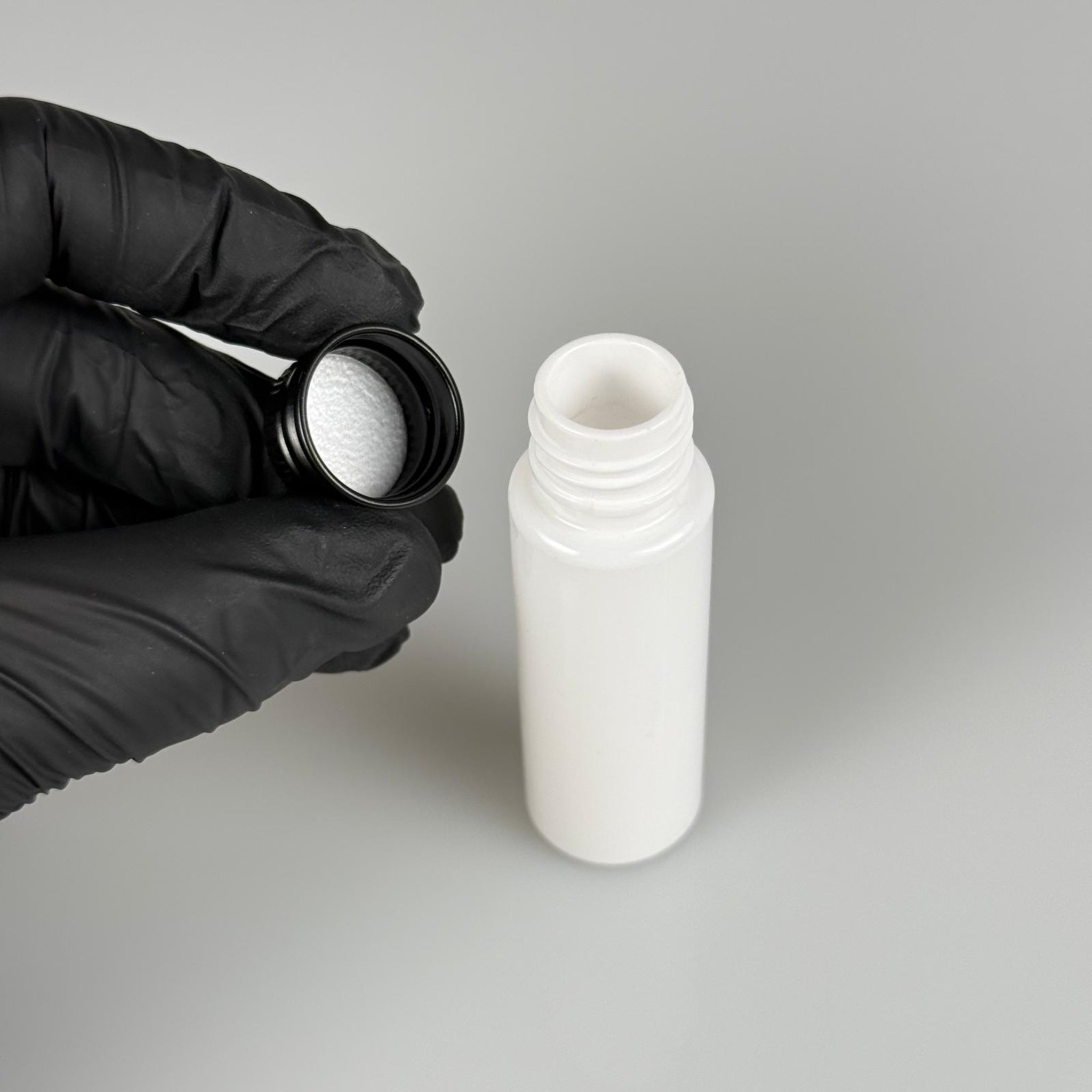 20 CC BEYAZ PET SHOT ŞİŞE - KÖPÜK CONTALI SİYAH ALÜMİNYUM METAL KAPAKLI TAKIM - 20 ML PLASTİK ŞİŞE