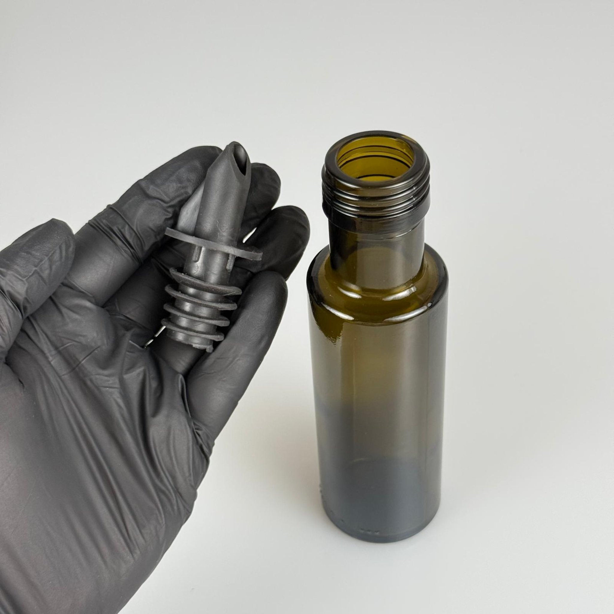 100 CC DORİKA CAM ŞİŞE KOYU YEŞİL (31 MM AĞIZ) - AKITICI SİYAH KAUÇUK YAĞDANLIK TIPALI - 100 ML SİLİNDİR DORİCA YAĞ VE SOS ŞİŞELERİ