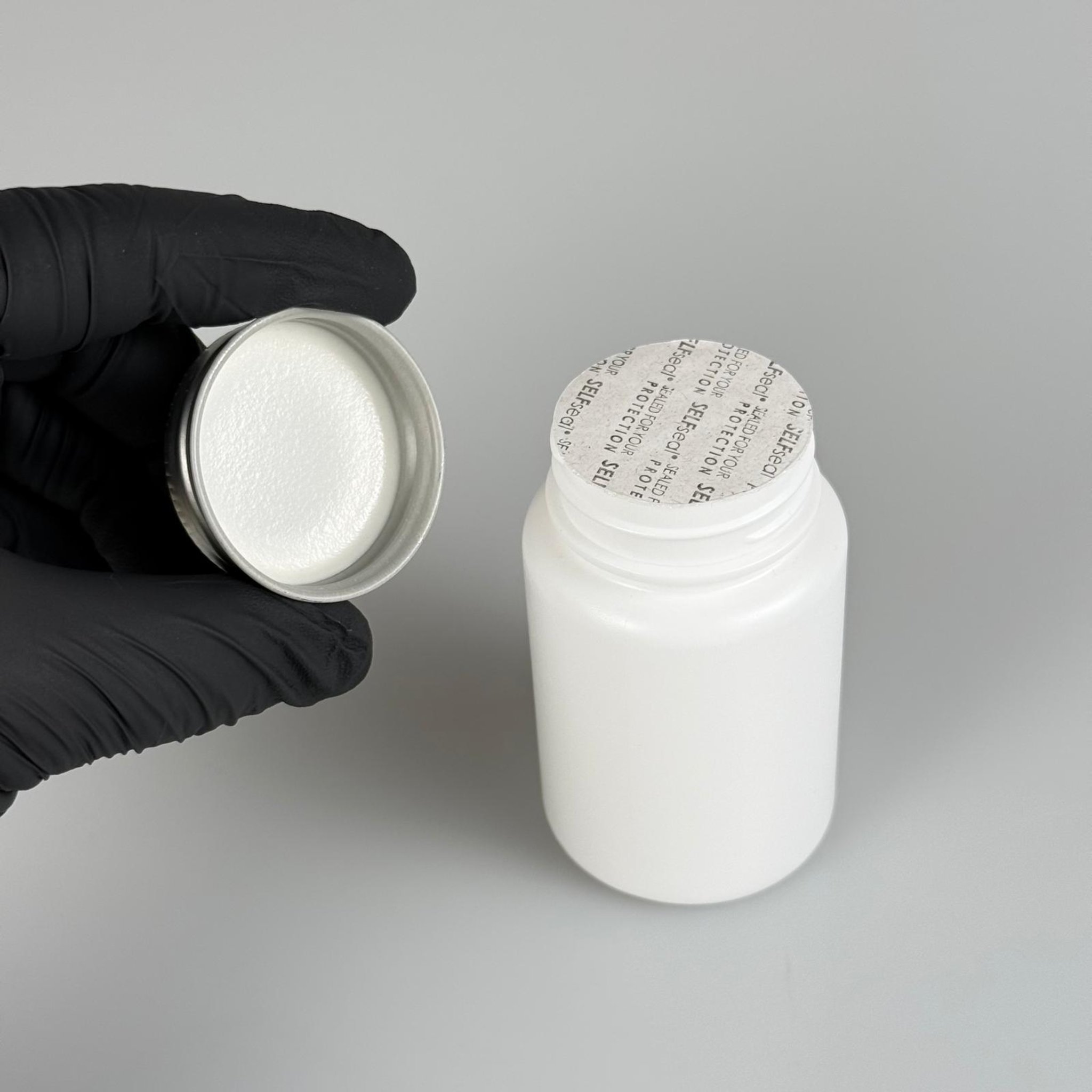 100 CC BEYAZ SERT POLİETİLEN ŞİŞE + GÜMÜŞ METAL KAPAKLI + KENDİNDEN YAPIŞKANLI KÖPÜK CONTALI - 100 ML POLİETİLEN ŞİŞE