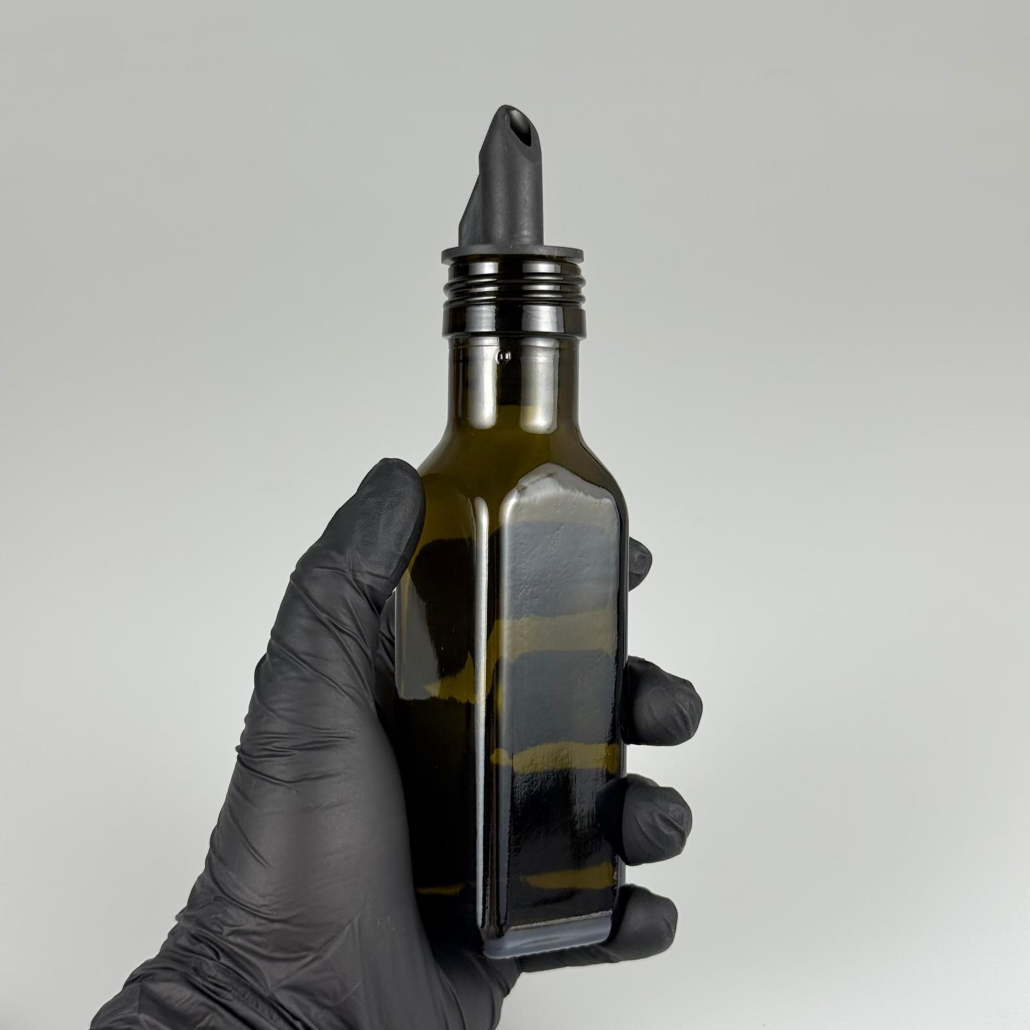 100 CC MARASKA CAM ŞİŞE KOYU YEŞİL (31 MM AĞIZ) - AKITICI SİYAH KAUÇUK YAĞDANLIK TIPALI - 100 ML KÖŞELİ KARE MARASCA YAĞ VE SOS ŞİŞELERİ