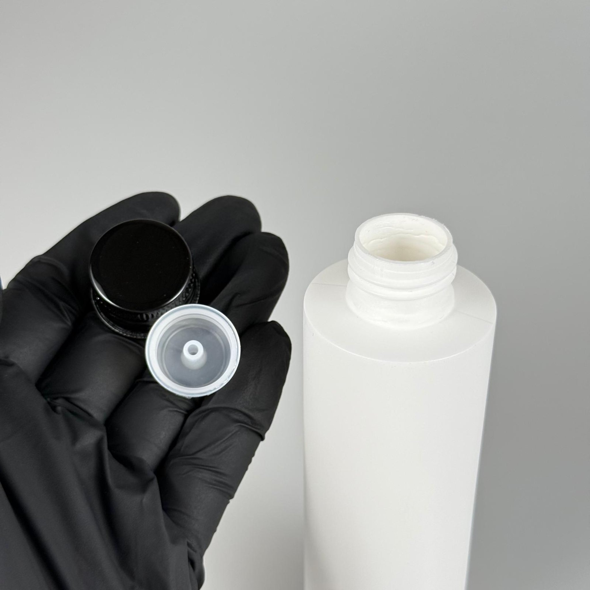 150 CC MAT BEYAZ SERT POLİETİLEN ASETON ŞİŞESİ (24 AĞIZ) + KÖPÜK CONTALI SİYAH METAL ALÜMİNYUM KAPAK + KOLONYA TIPALI TAKIM - 150 ML KAPAKLI BEYAZ PLASTİK ŞİŞELER