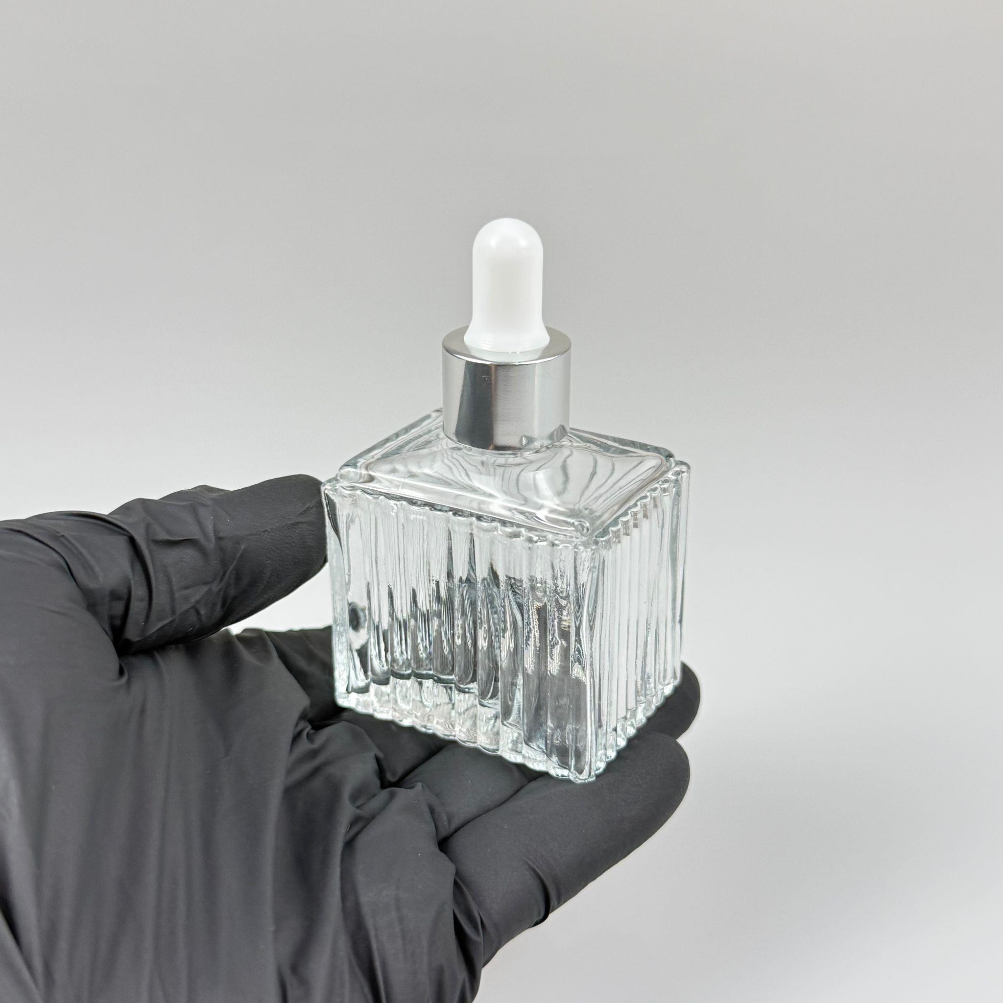 50 CC KÖŞELİ DESENLİ ÇİZGİLİ PRESTİJLİ CAM DAMLALIKLI ŞİŞE - BEYAZ EMZİK - GÜMÜŞ METALİK KAPAK - 50 ML CAM DAMLALIKLI ŞİŞE - DAMLALIKLI BOŞ ŞİŞE