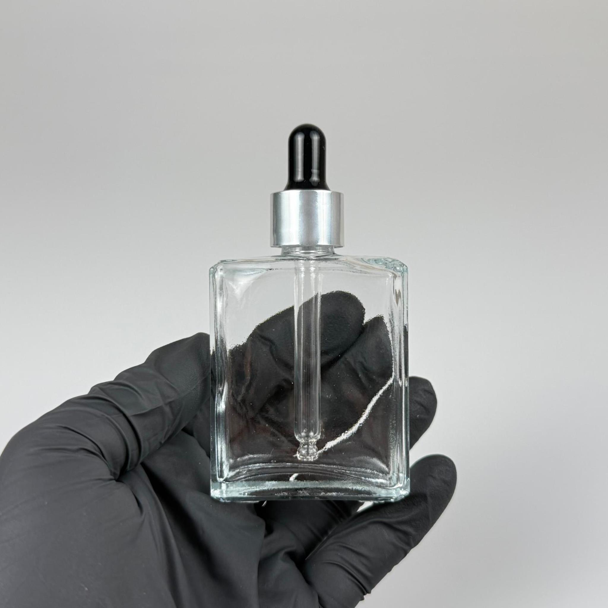 40 CC YASSI DİKDÖRTGEN KÖŞELİ KISA PRESTİJLİ CAM DAMLALIKLI ŞİŞE - SİYAH EMZİK - GÜMÜŞ METALİK KAPAK - 40 ML CAM DAMLALIKLI ŞİŞE - DAMLALIKLI BOŞ ŞİŞE