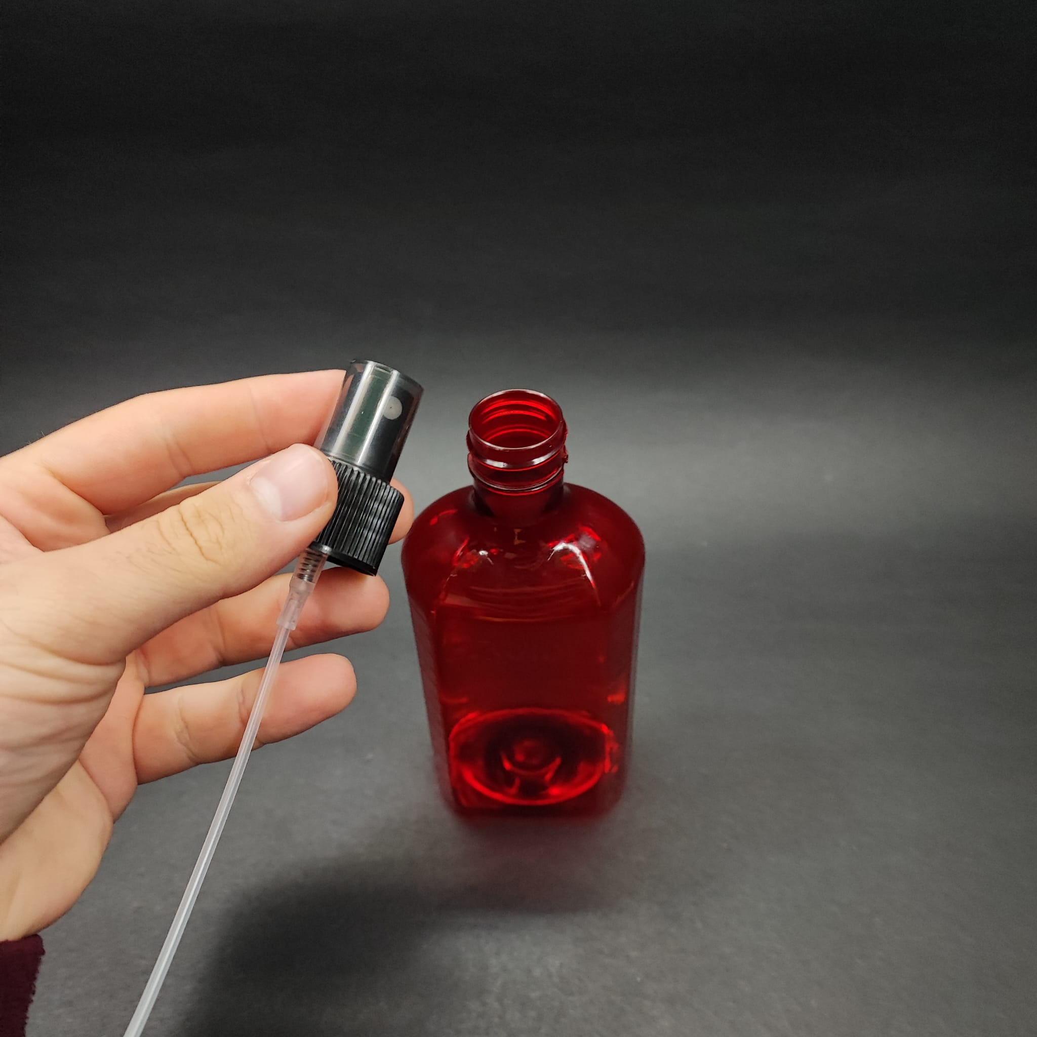 200 CC ÖLÇEKLİ PET ŞİŞE - SİYAH PARMAK SPREYLİ - 200 ML VE OZ ÖLÇÜLÜ KIRMIZI PET ŞİŞE