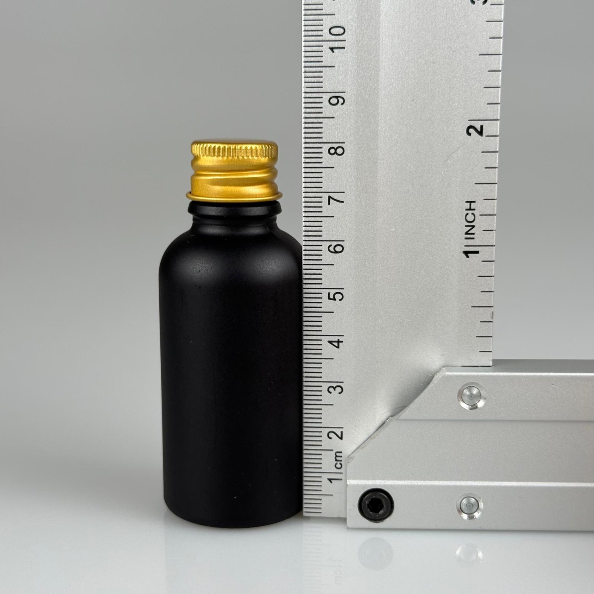 30 CC MAT SİYAH CAM ŞİŞE + KÖPÜK CONTALI GOLD ALÜMİNYUM METAL KAPAKLI + DAMLALIKLI KOLONYA TIPALI TAKIM - 50 ML MAT SİYAH CAM ŞİŞE