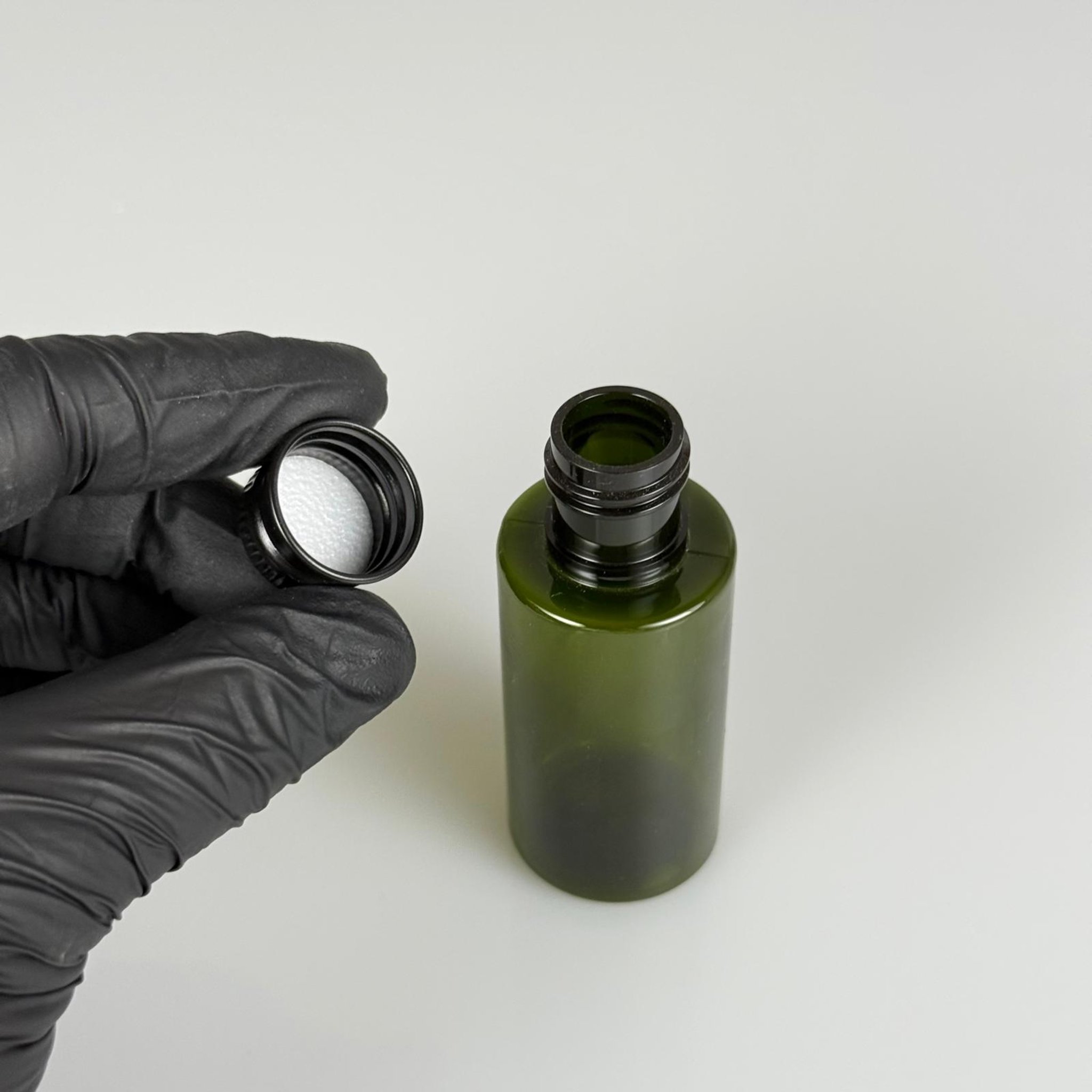 35 CC MİNİ PLASTİK YEŞİL DORİKA ŞİŞE + KÖPÜK CONTALI SİYAH ALÜMİNYUM METAL KAPAKLI TAKIM - 35 ML PET ZEYTİNYAĞI NUMUNE ŞİŞESİ