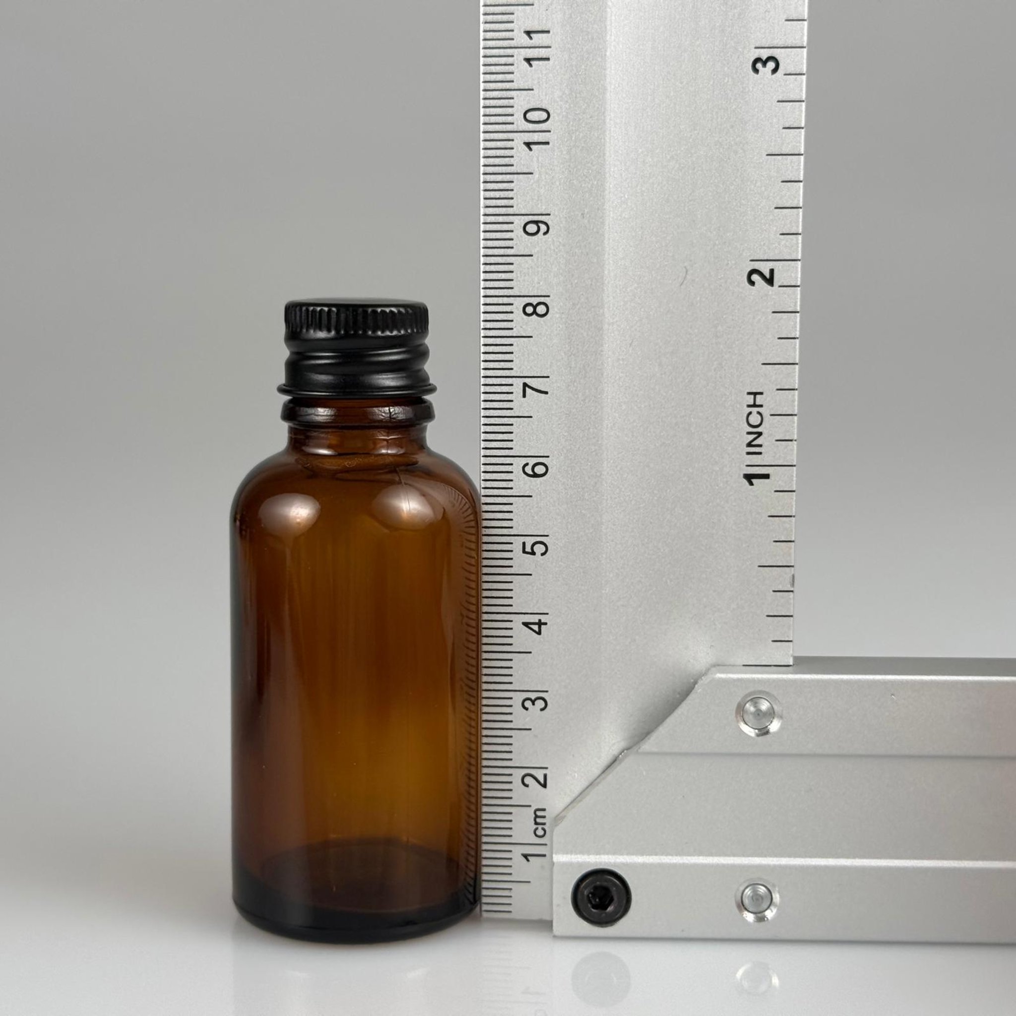 30 CC AMBER CAM ŞİŞE + KÖPÜK CONTALI SİYAH ALÜMİNYUM METAL KAPAKLI + DAMLALIKLI KOLONYA TIPALI TAKIM - 30 ML KAHVERENGİ CAM ŞİŞE