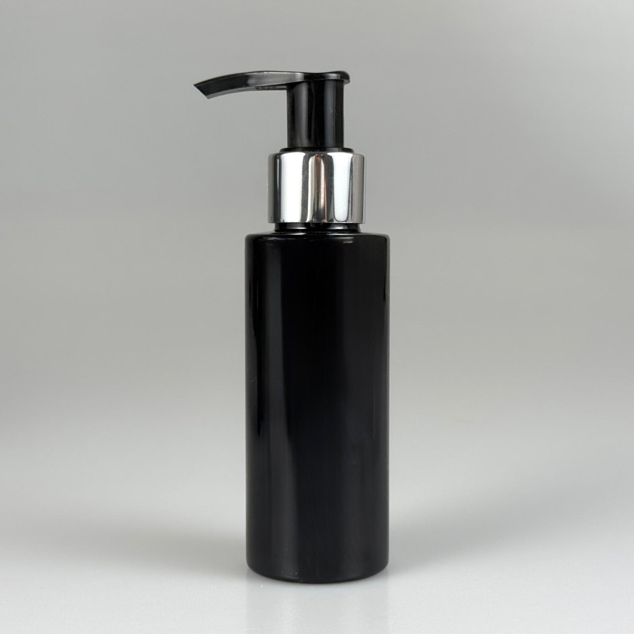 100 CC SİLİNDİR KESKİN KÜT MODEL SERT PET ŞİŞE - GÜMÜŞ POMPALI ( ÜSTÜ SİYAH ) - JEL, PEELING, SERUM, GÜNEŞ KREMİ GİBİ YOĞUN KIVAMLI SIVILAR İÇİN- AĞIZ ÇAPI 24 MM - SİYAH