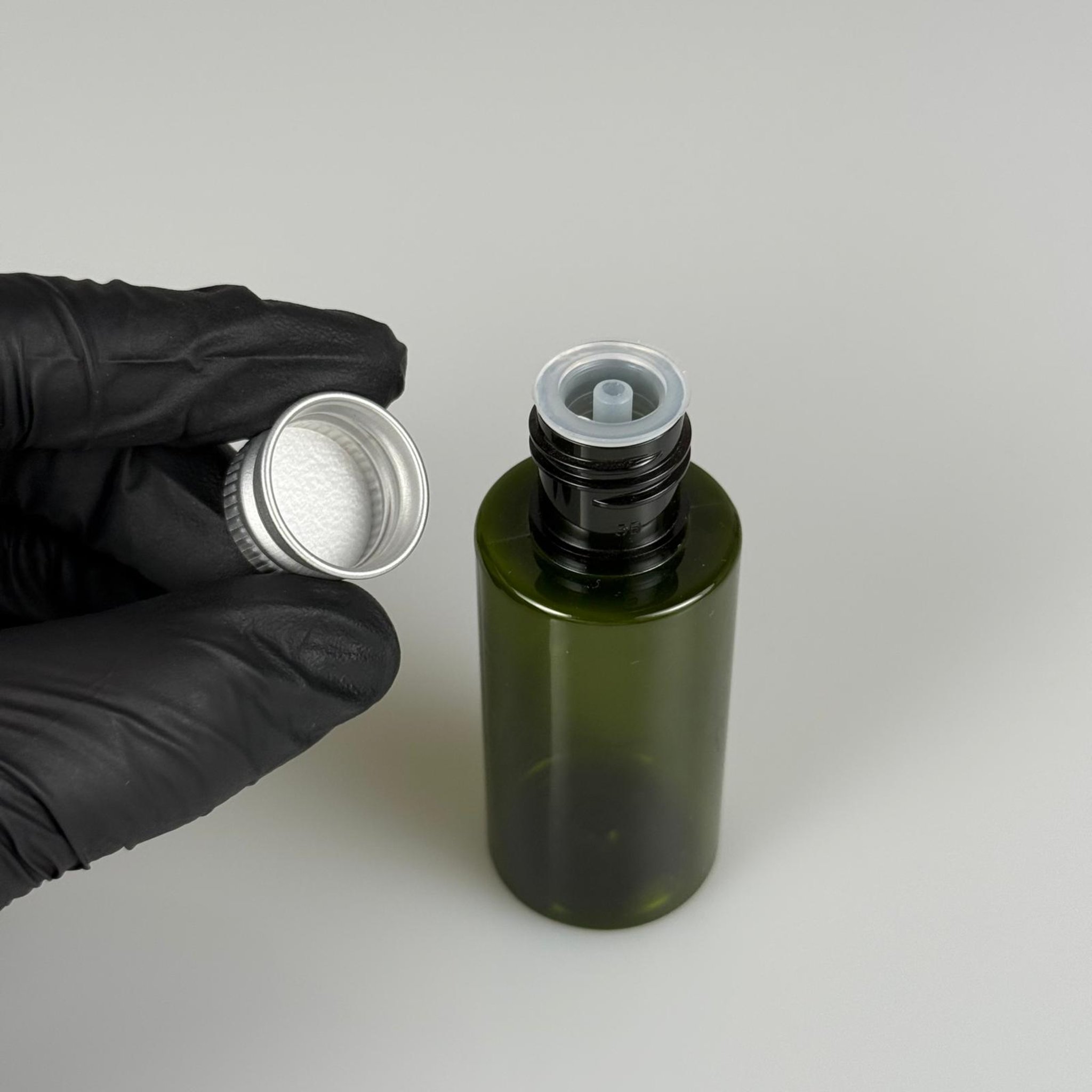 35 CC  SİLİNDİR YEŞİL PET ŞİŞE + KÖPÜK CONTALI GÜMÜŞ ALÜMİNYUM METAL KAPAKLI + DAMLALIKLI KOLONYA TIPALI TAKIM - 35 ML PLASTİK ŞİŞE