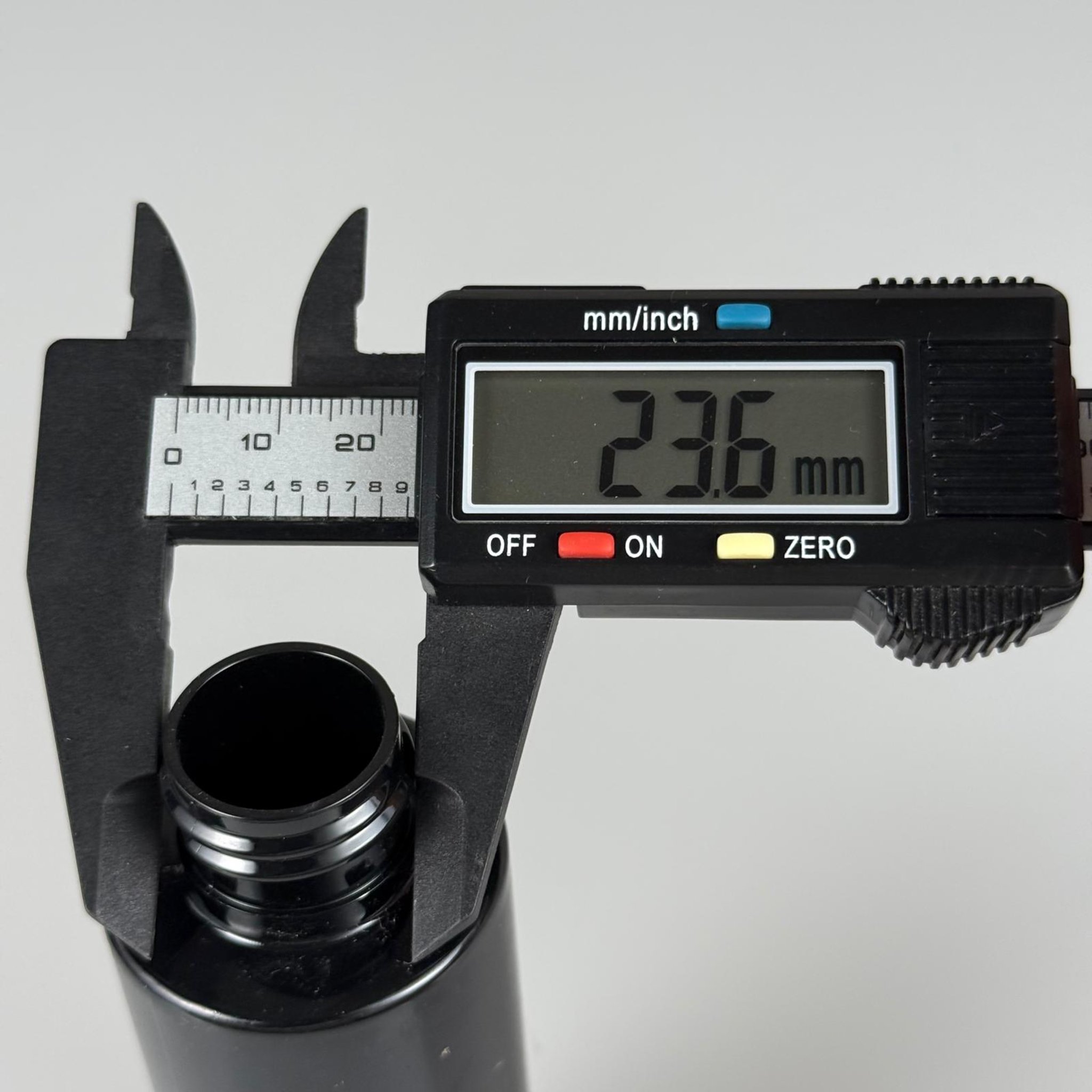 100 CC SİYAH KÜT BOYUNLU PET ŞİŞE (17 GR) 24 MM