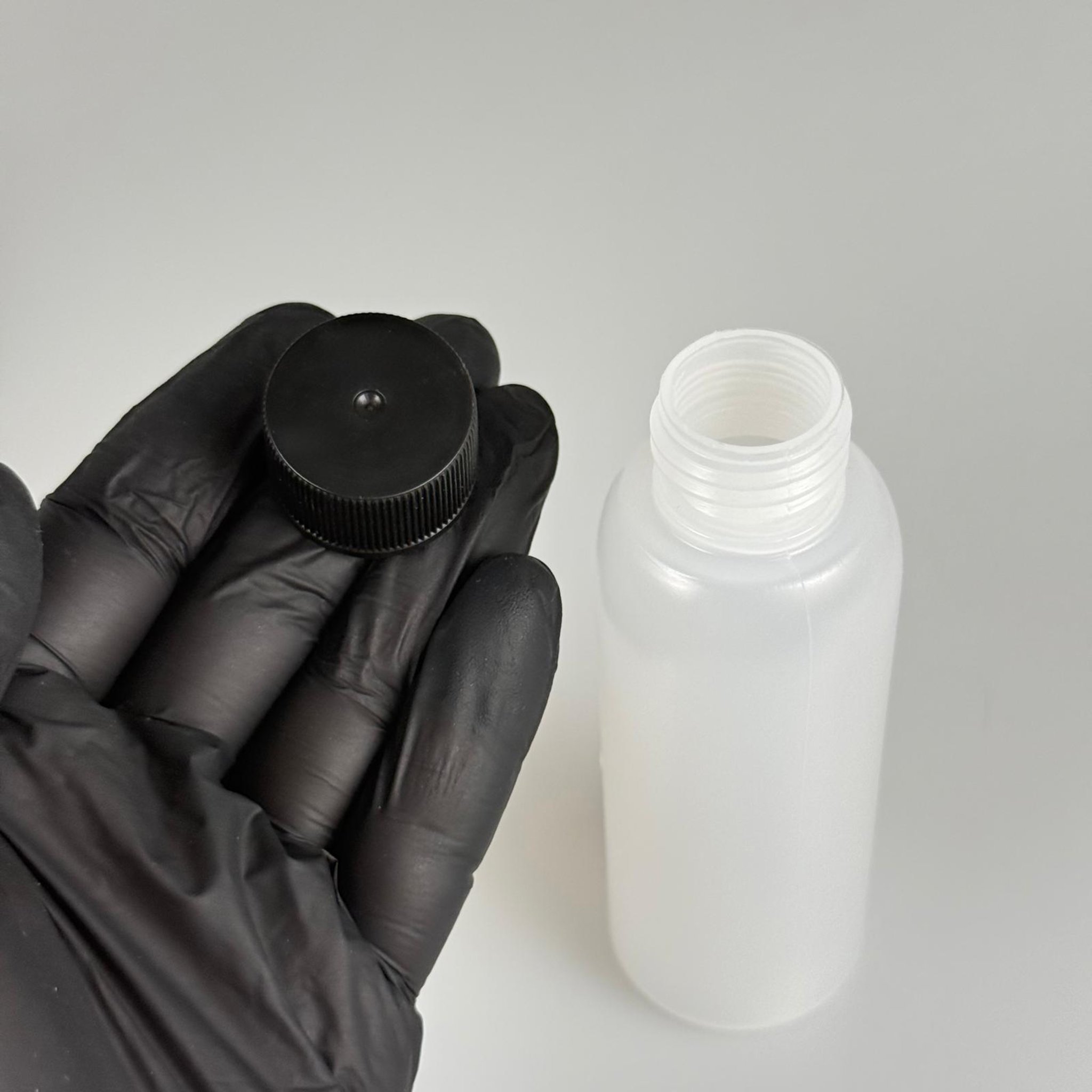 100 ML SIKILABİLİR YUMUŞAK PE POLİETİLEN PLASTİK ŞİŞE - CONTALI SİYAH KAPAKLI ASETON ŞİŞESİ - 100 cc sos, yağ, kartuş, mürekkep vb için boş şişeler