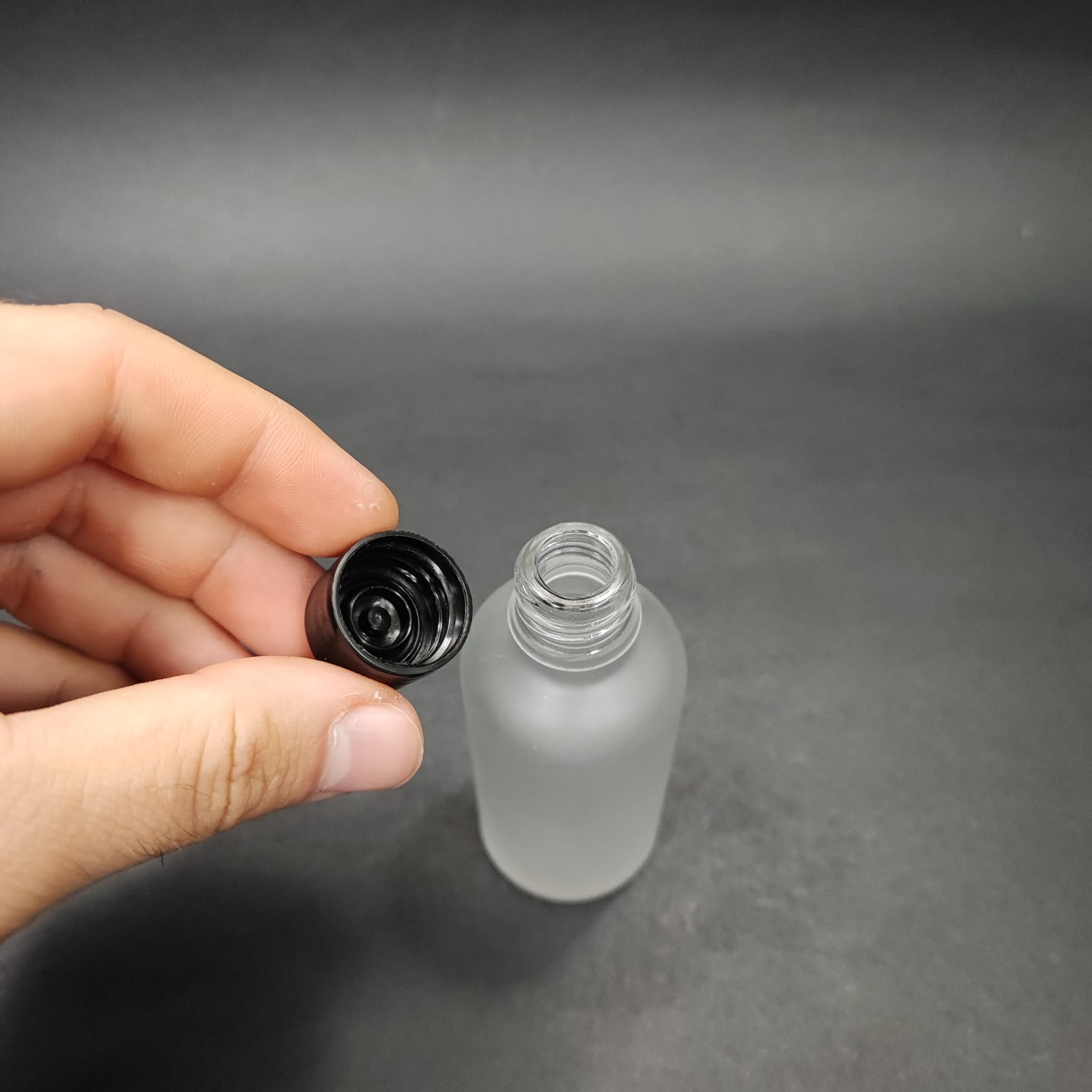 50 CC BUZLU CAM ŞİŞE + KENDİNDEN CONTALI SIZDIRMAZ SİYAH KAPAK - 50 ML KAPAKLI CAM ŞİŞE