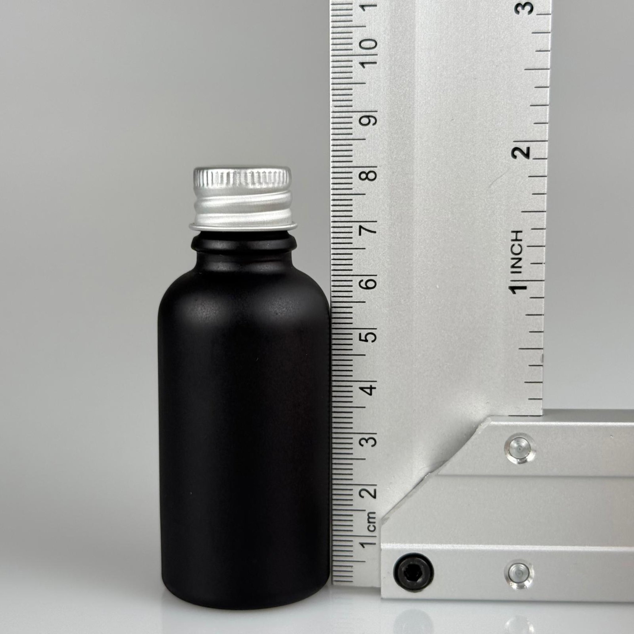 30 CC MAT SİYAH CAM ŞİŞE + KÖPÜK CONTALI GÜMÜŞ ALÜMİNYUM METAL KAPAKLI + DAMLALIKLI KOLONYA TIPALI TAKIM - 50 ML MAT SİYAH CAM ŞİŞE