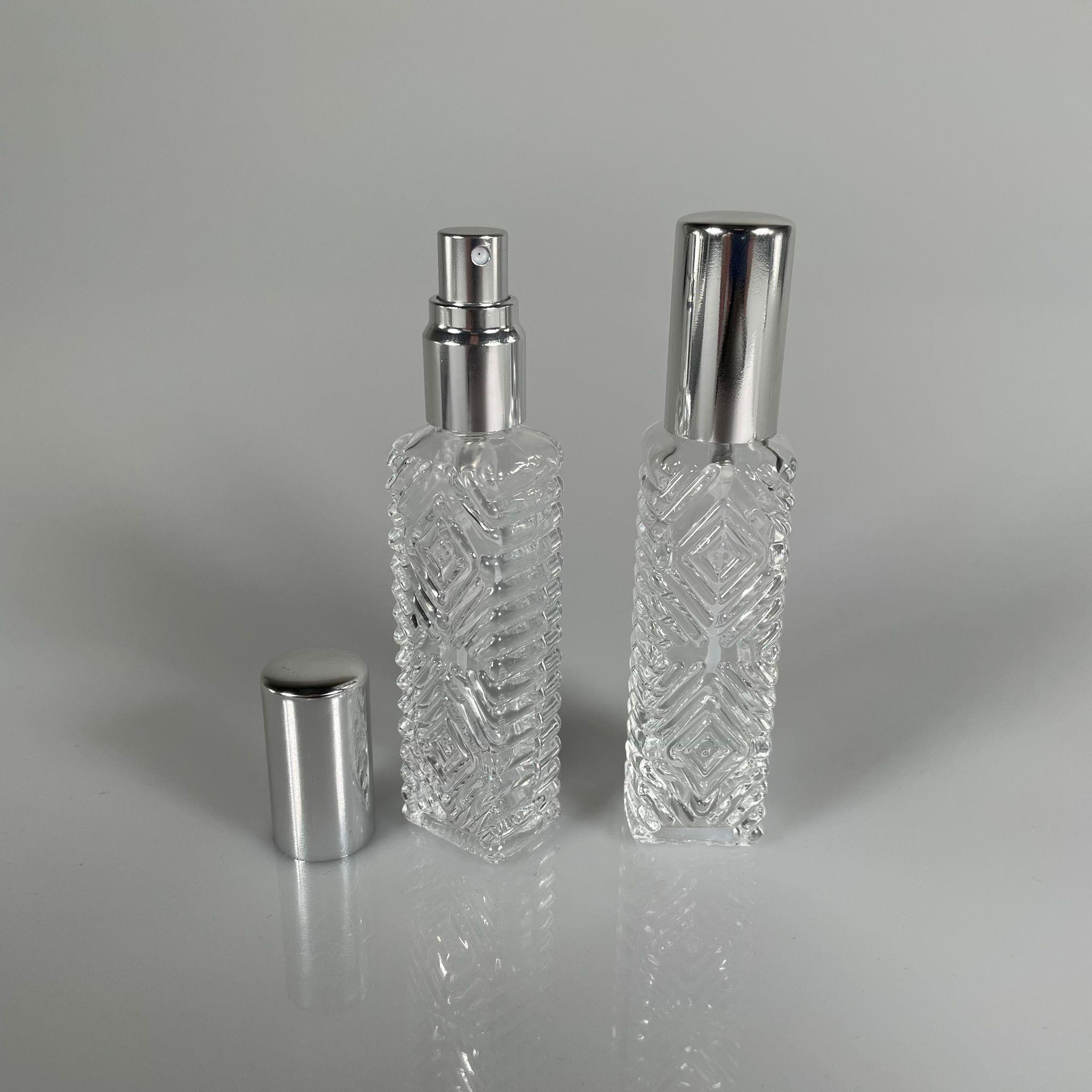 10 CC KARE KÖŞELİ DESENLİ TESTER PARFÜM ŞİŞESİ - CAM KALEM PARFÜM ŞİŞESİ GÜMÜŞ METAL SPREYLİ KAPAKLI TAKIM - 10 ML CAM TÜP PARFÜM ŞİŞESİ - VİDALI SPREY VALF TEKRAR DOLDURULABİLİR - HEDİYELİK CAM KOLONYA ŞİŞESİ - DÜĞÜN, NİŞAN, SÖZ, KINA, CENAZE, PROMOSYON İÇİN HEDİYELİK KOLONYA ŞİŞELERİ