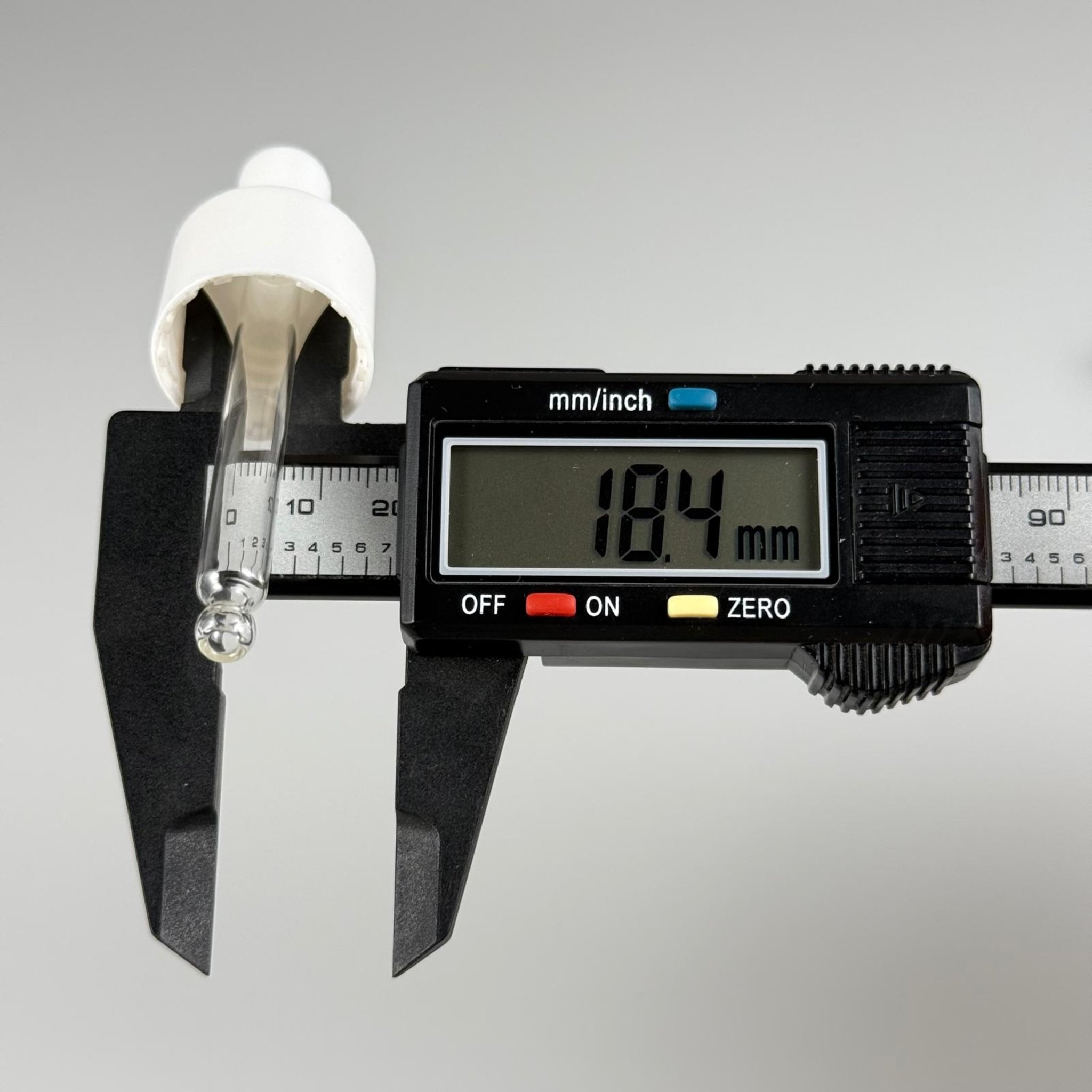 20 MM CAM DAMLALIKLI TAKIM - BEYAZ EMZİK + BEYAZ DELİKLİ PLASTİK KAPAK + 65 MM CAM PİPET - 30 CC OMUZLU SERUM ŞİŞESİ İÇİN