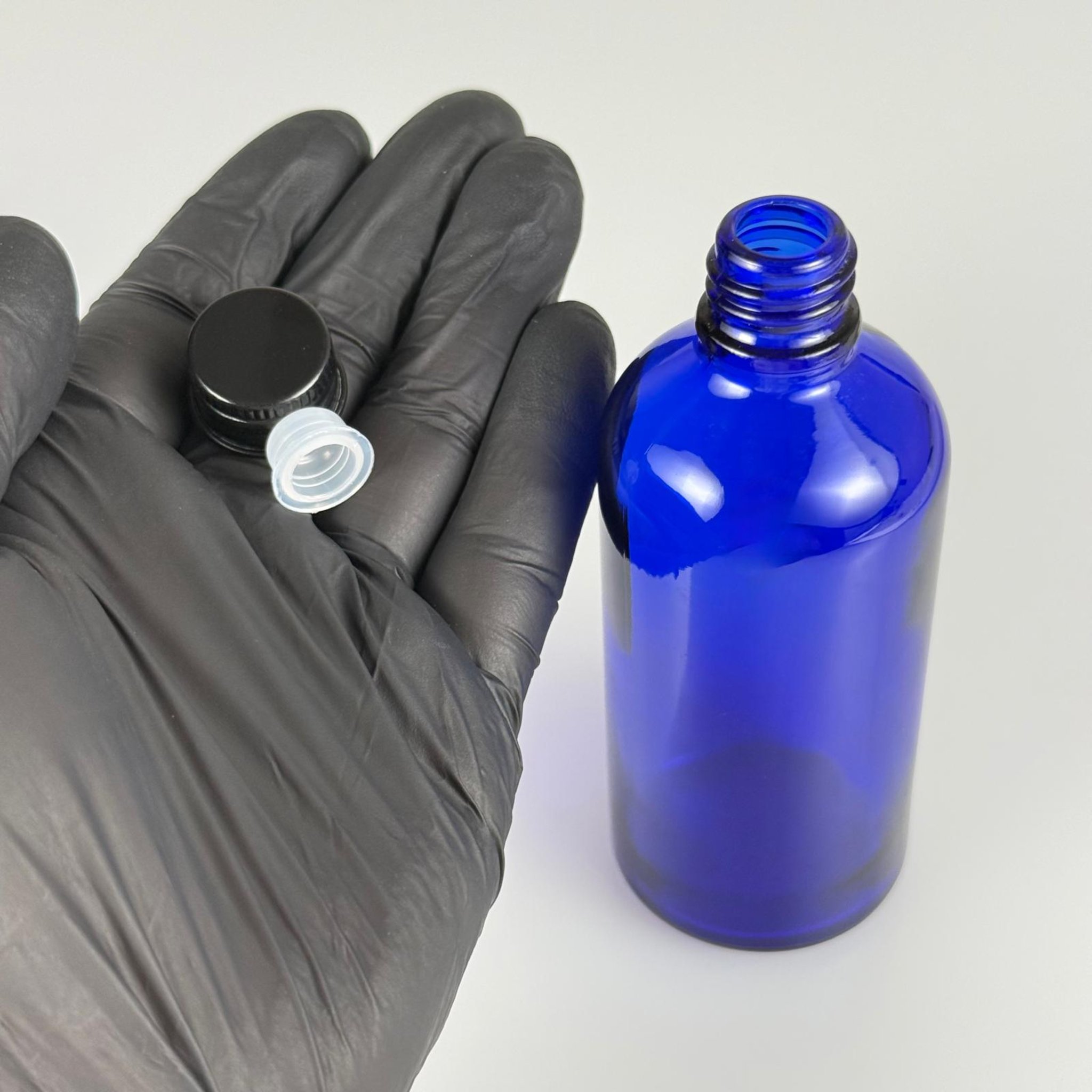 100 CC MAVİ CAM ŞİŞE + KÖPÜK CONTALI SİYAH ALÜMİNYUM METAL + KÖR TIPALI KAPAKLI TAKIM - 100 ML MAVİ CAM ŞİŞE