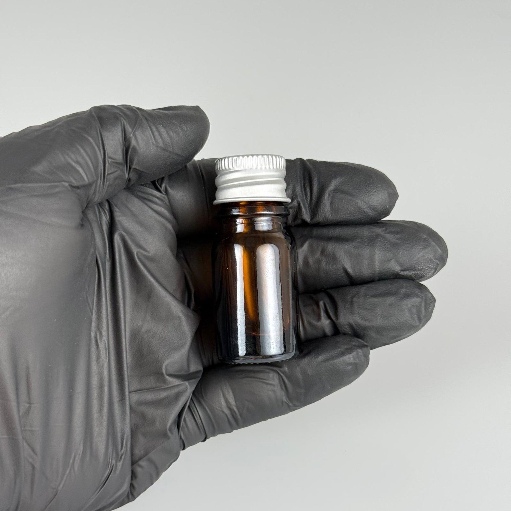 5 CC AMBER CAM ŞİŞE + KÖPÜK CONTALI GÜMÜŞ ALÜMİNYUM METAL KAPAKLI + DAMLALIKLI KOLONYA TIPALI TAKIM - 5 ML KAHVERENGİ CAM ŞİŞE