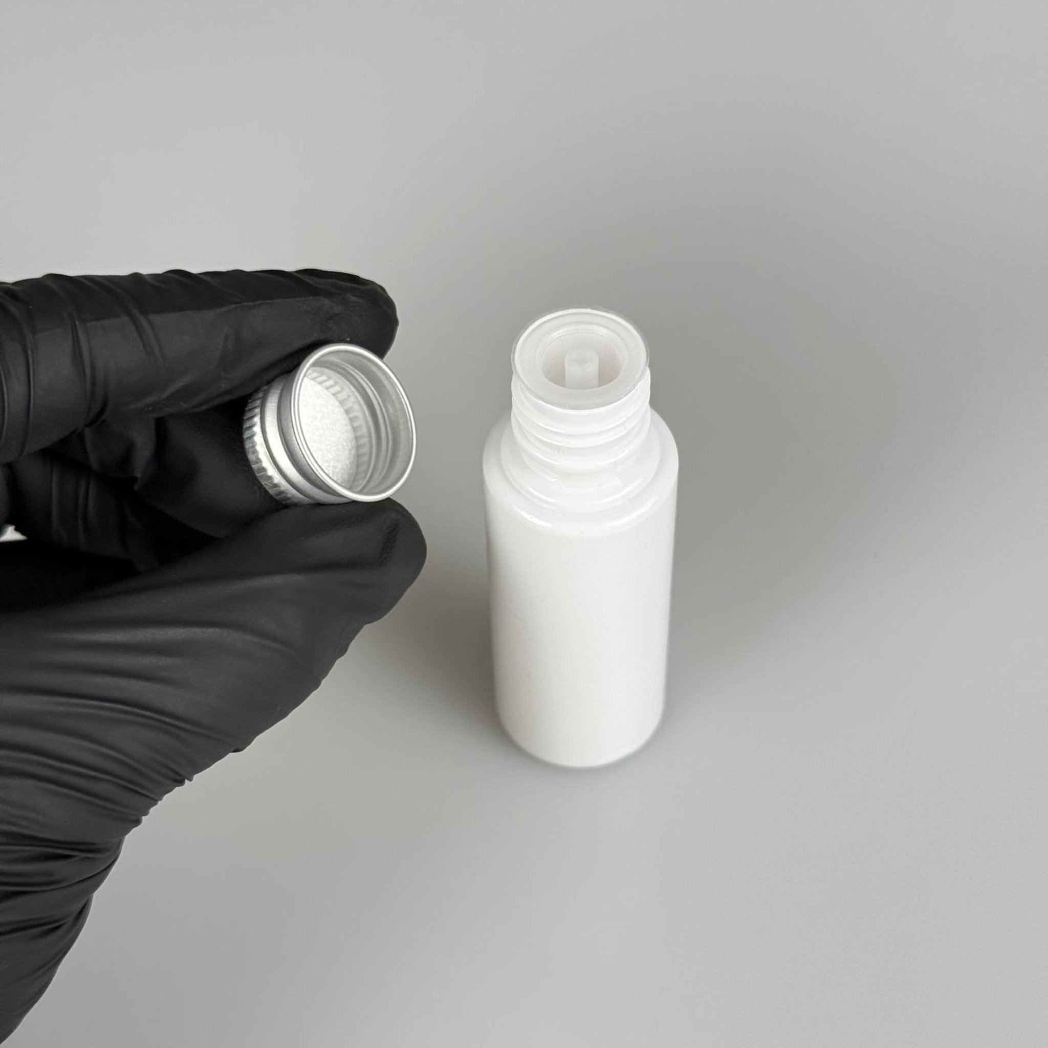 30 CC BEYAZ PET SHOT ŞİŞE - KÖPÜK CONTALI GÜMÜŞ ALÜMİNYUM METAL KAPAKLI + DAMLALIKLI KOLONYA TIPALI TAKIM - 30 ML PLASTİK ŞİŞE