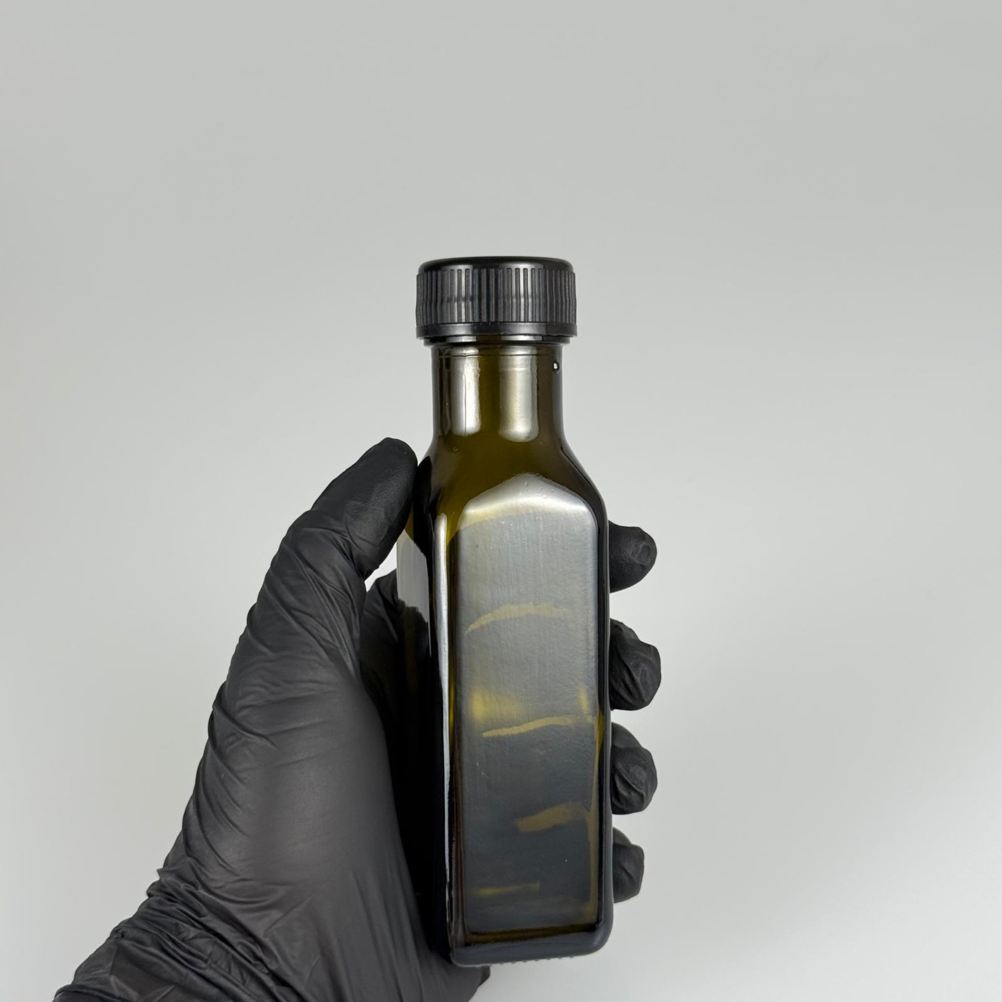 100 CC MARASKA CAM ŞİŞE KOYU YEŞİL (31 MM AĞIZ) - CONTALI SİYAH KAPAKLI - 100 ML KÖŞELİ KARE MARASCA YAĞ VE SOS ŞİŞELERİ