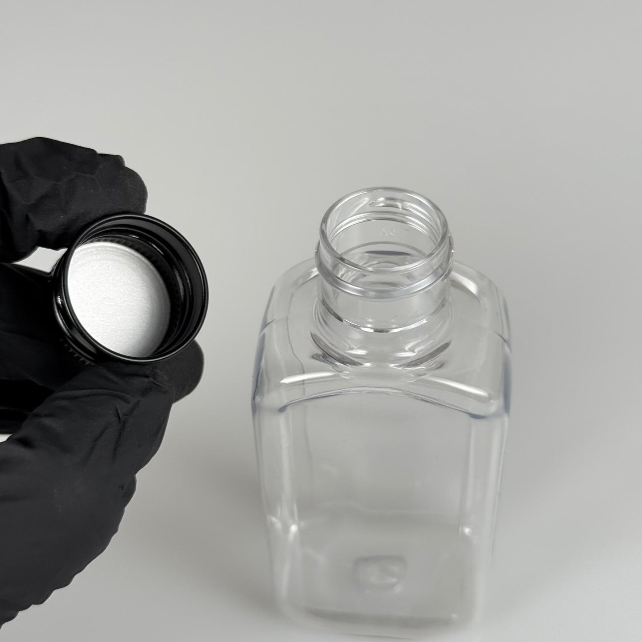 100 CC YASSI KÖŞELİ MODEL ŞEFFAF PET ŞİŞE (24 AĞIZ) + KÖPÜK CONTALI SİYAH METAL ALÜMİNYUM KAPAK TAKIM - 100 ML KAPAKLI PLASTİK ŞİŞELER