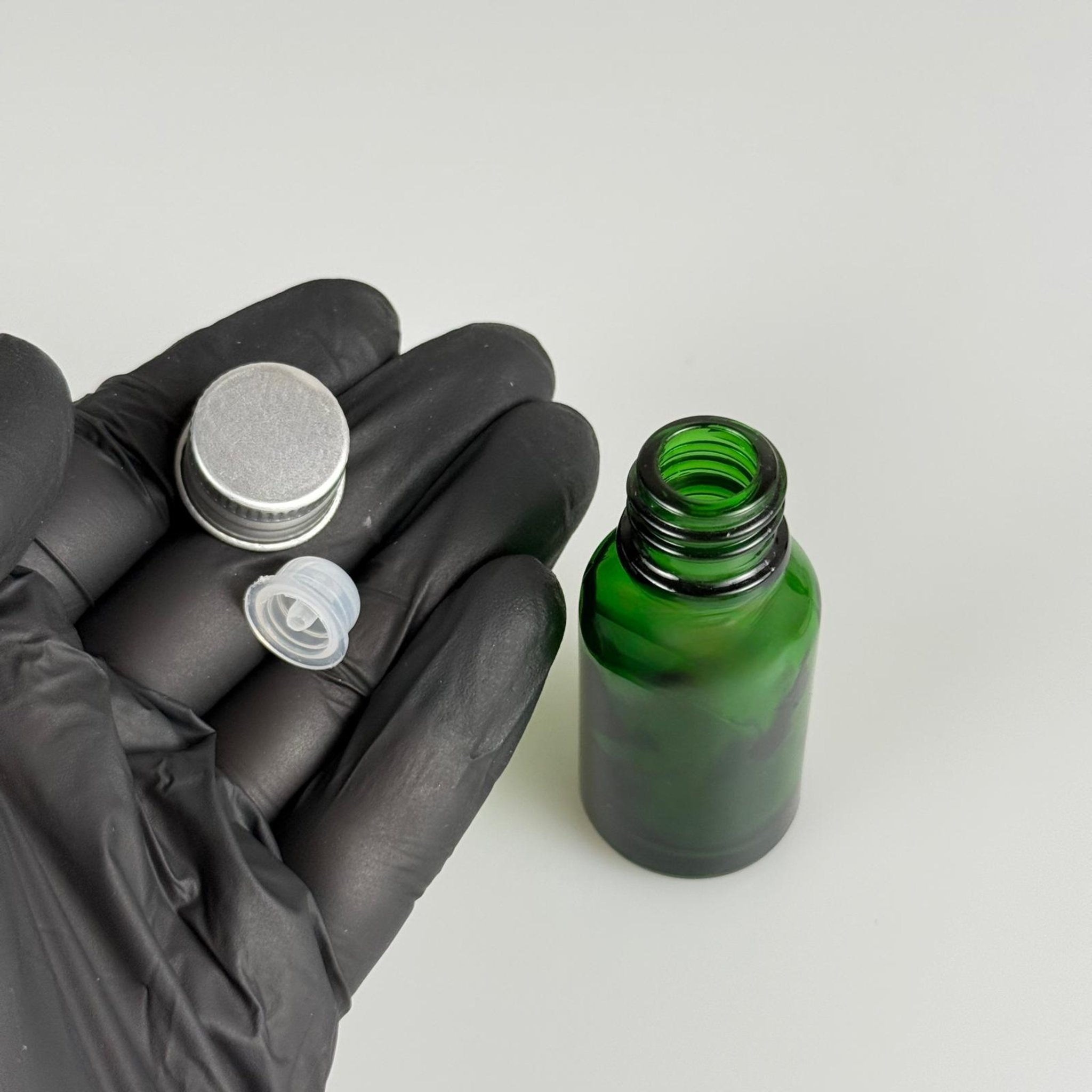 15 CC YEŞİL CAM ŞİŞE + KÖPÜK CONTALI GÜMÜŞ ALÜMİNYUM METAL KAPAKLI + DAMLALIKLI KOLONYA TIPALI TAKIM - 15 ML YEŞİL CAM ŞİŞE