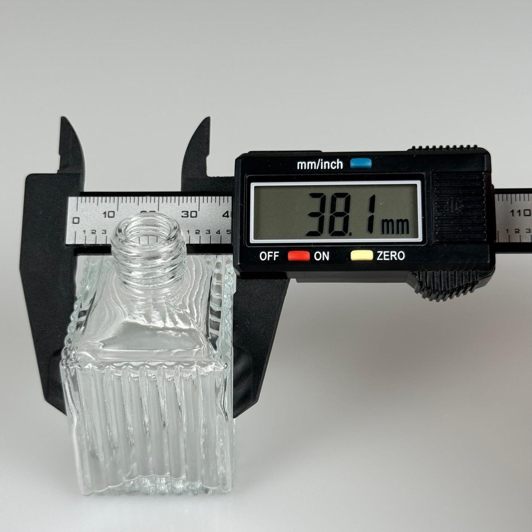 50 CC KÖŞELİ DESENLİ ÇİZGİLİ CAM ŞİŞE + GOLD ALÜMİNYUM METAL KAPAKLI TAKIM - 50 ML PRESTİJLİ ŞİŞE