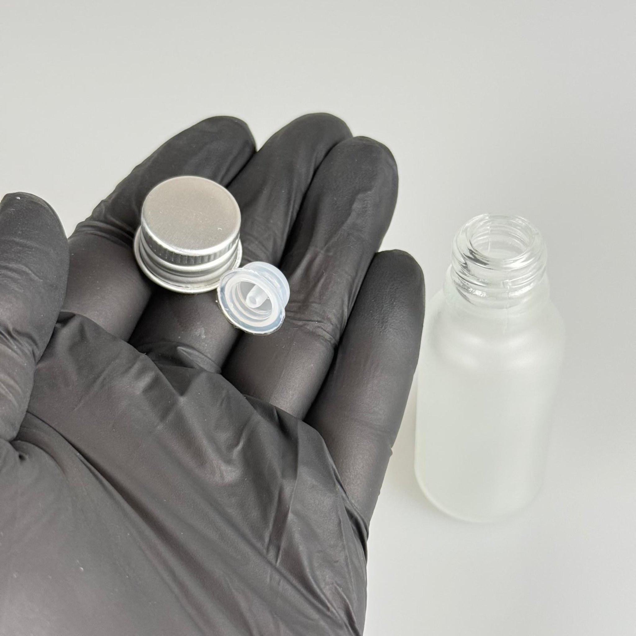 20 CC BUZLU CAM ŞİŞE + KÖPÜK CONTALI GÜMÜŞ ALÜMİNYUM METAL KAPAKLI + KOOLONYA TIPALI TAKIM - 20 ML BUZLU CAM ŞİŞE