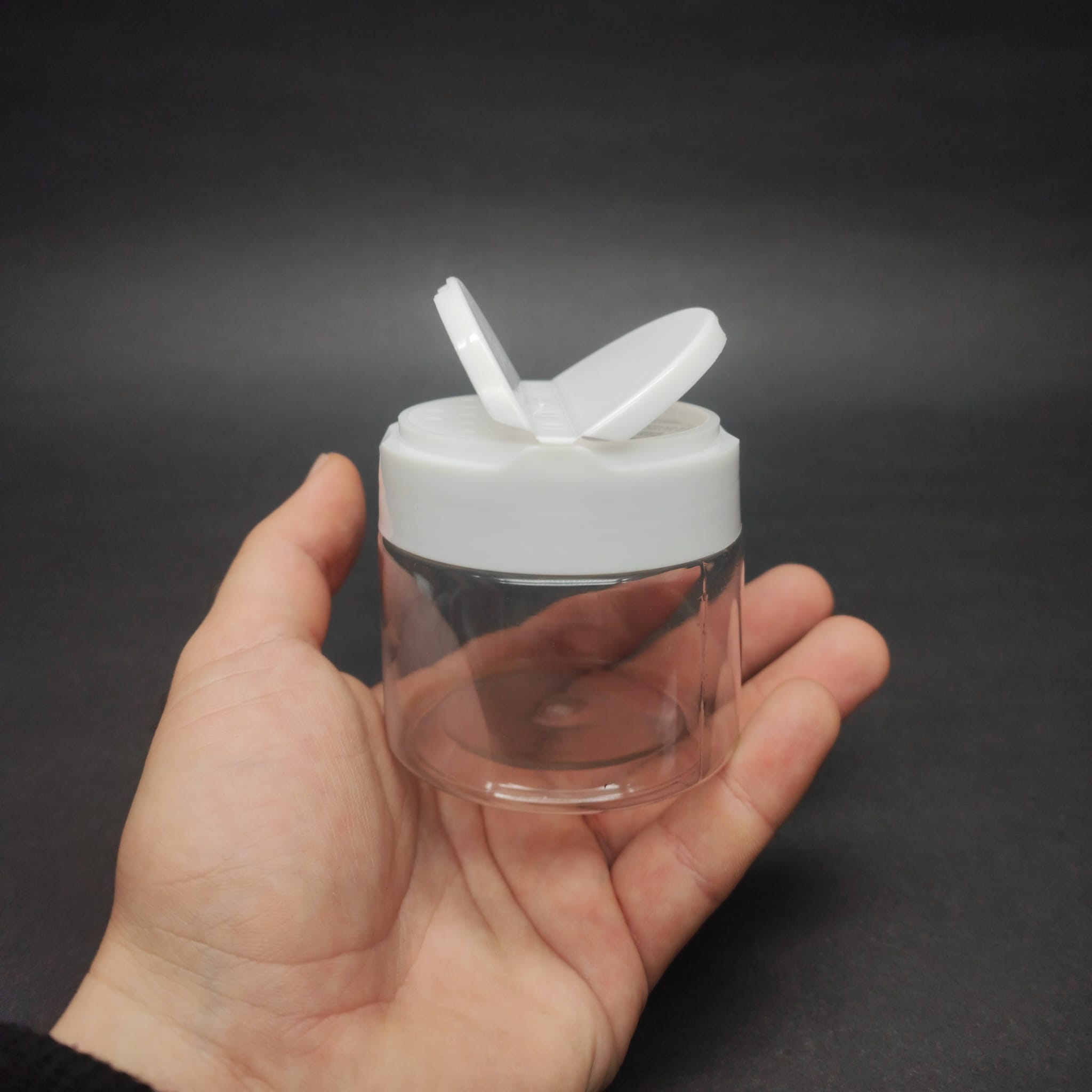 100 CC PET BAHARAT KAVANOZU - BEYAZ FLİPTOP BAHARAT KAPAKLI + SIZDIRMAZ KENDİNDEN YAPIŞKANLI KÖPÜK CONTALI - toz kavanozu , baharat ambalajı , boş pudra şişesi . tuzluk , baharat düzenleyici set için kavanoz