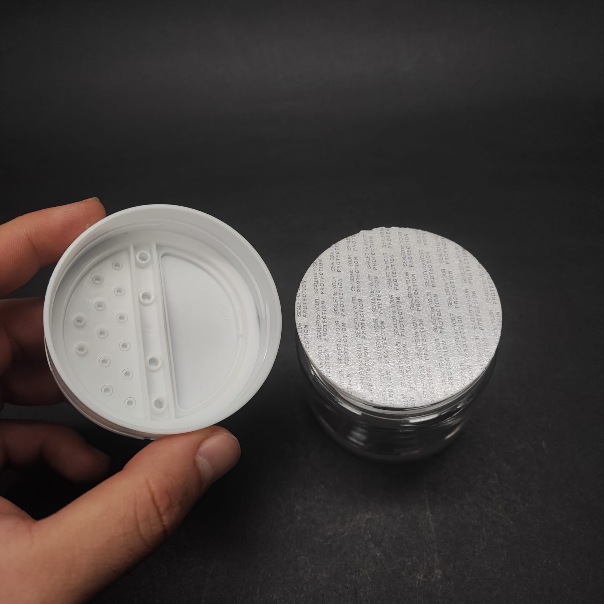 100 CC PET BAHARAT KAVANOZU - BEYAZ FLİPTOP BAHARAT KAPAKLI + SIZDIRMAZ KENDİNDEN YAPIŞKANLI KÖPÜK CONTALI - toz kavanozu , baharat ambalajı , boş pudra şişesi . tuzluk , baharat düzenleyici set için kavanoz