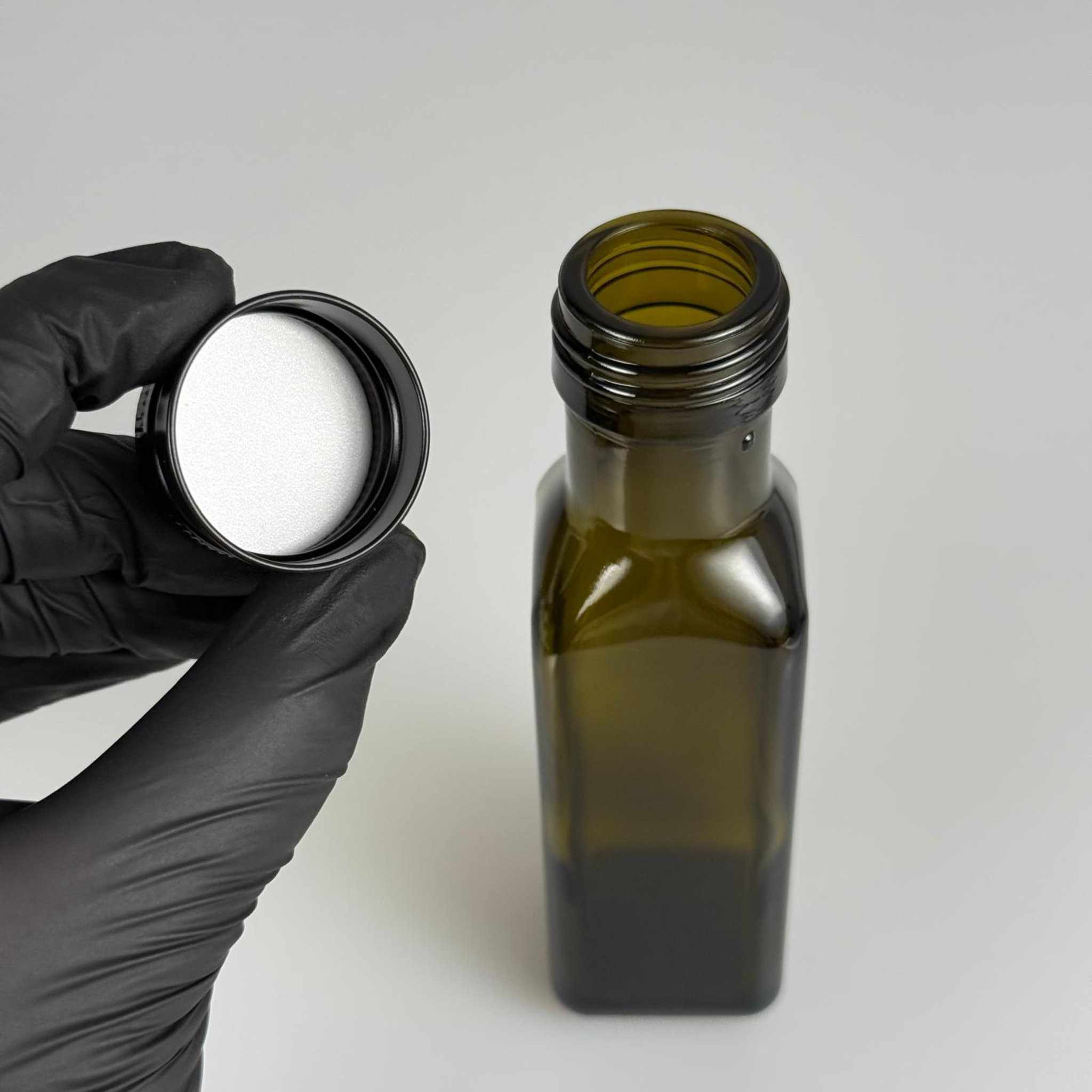 100 CC MARASKA CAM ŞİŞE KOYU YEŞİL (31 MM AĞIZ) - CONTALI SİYAH ALÜMİNYUM METAL KAPAKLI - 100 ML KÖŞELİ KARE MARASCA YAĞ VE SOS ŞİŞELERİ