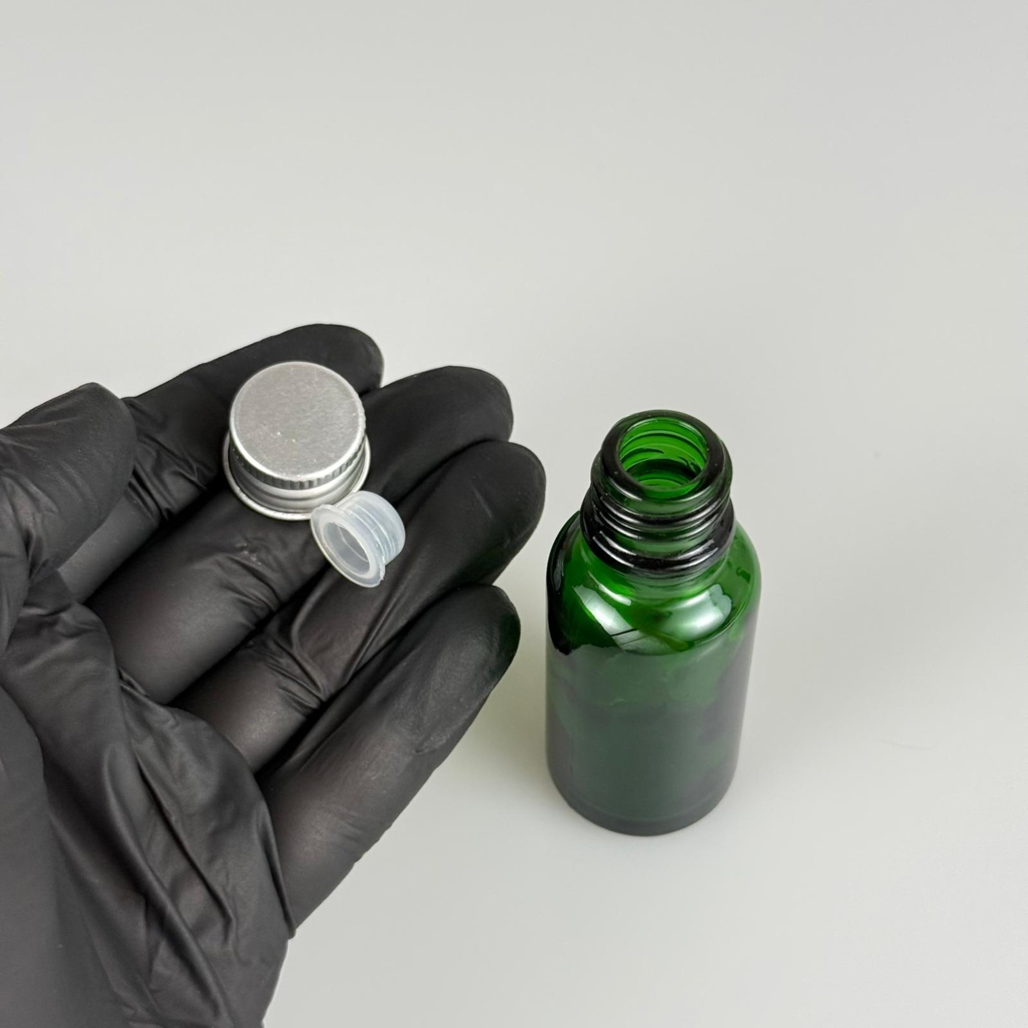 20 CC YEŞİL CAM ŞİŞE + KÖPÜK CONTALI GÜMÜŞ ALÜMİNYUM METAL KAPAKLI + KÖR TIPALI TAKIM - 20 ML YEŞİL CAM ŞİŞE
