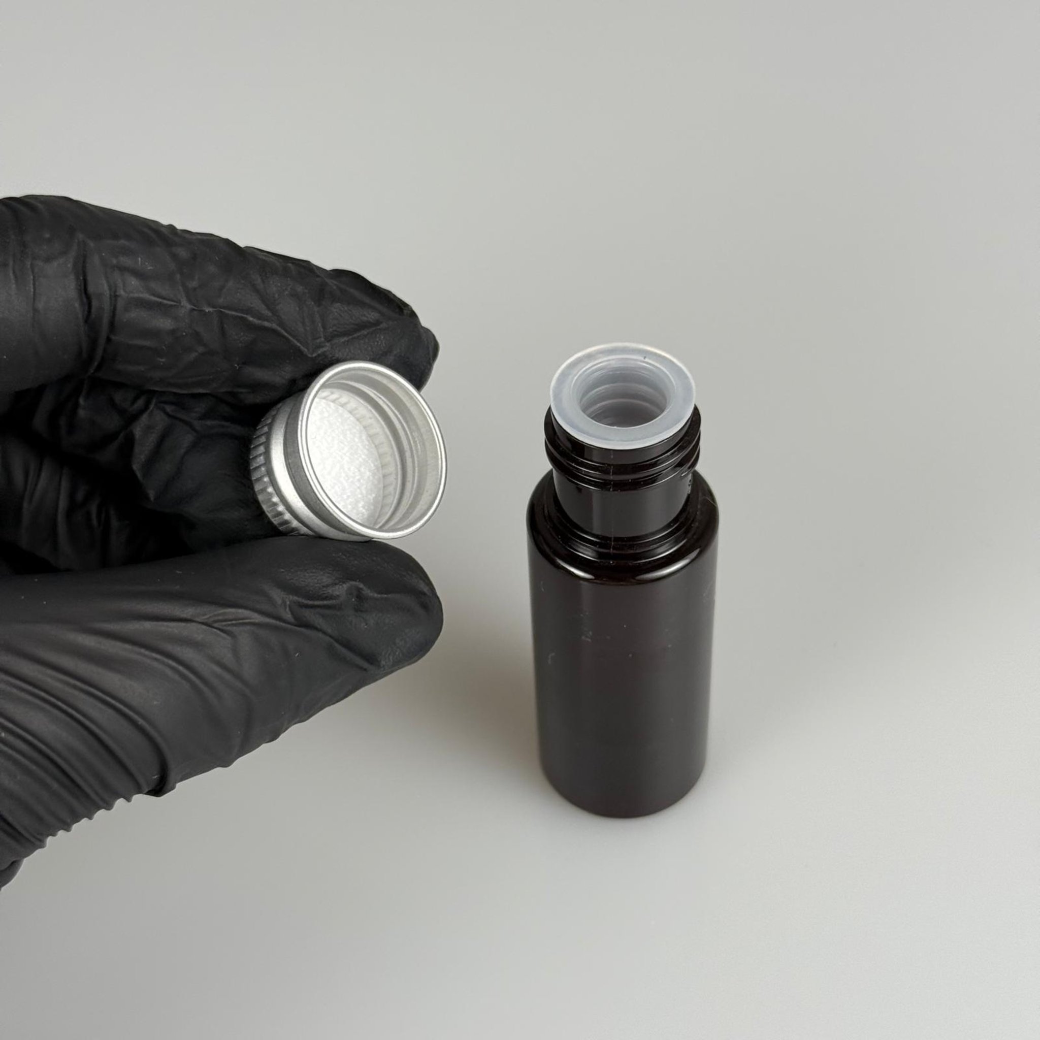 15 CC AMBER SİLİNDİR PET ŞİŞE + KÖPÜK CONTALI GÜMÜŞ ALÜMİNYUM METAL KAPAKLI + KÖR TIPALI TAKIML - 15 ML KAHVERENGİ PET ŞİŞE