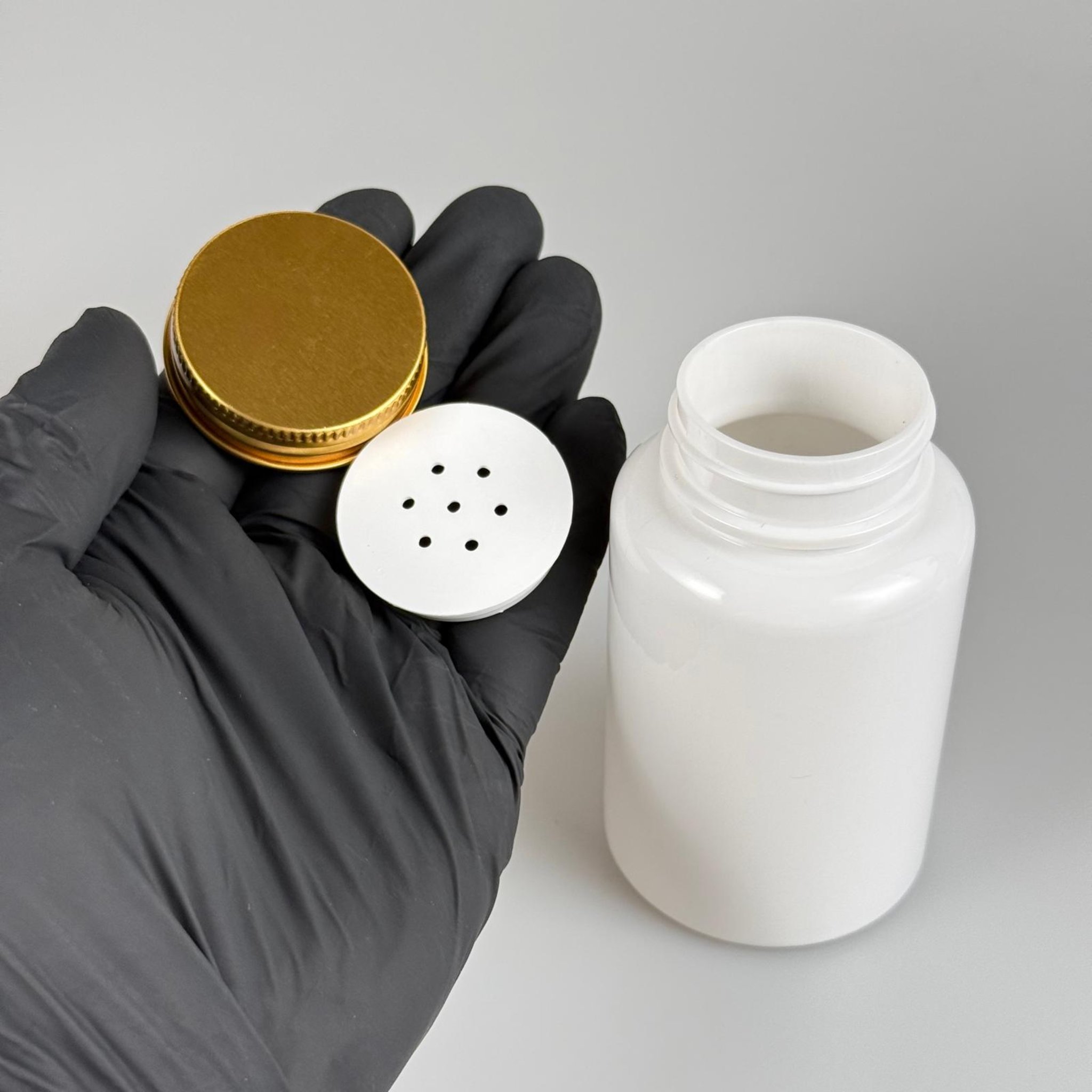 150 CC BEYAZ PET PUDRA ŞİŞESİ + KÖPÜK CONTALI GOLD METAL KAPAKLI + PUDRA TIPALI TAKIM - 150 ML PUDRA KUTUSU, EKO TUZLUK