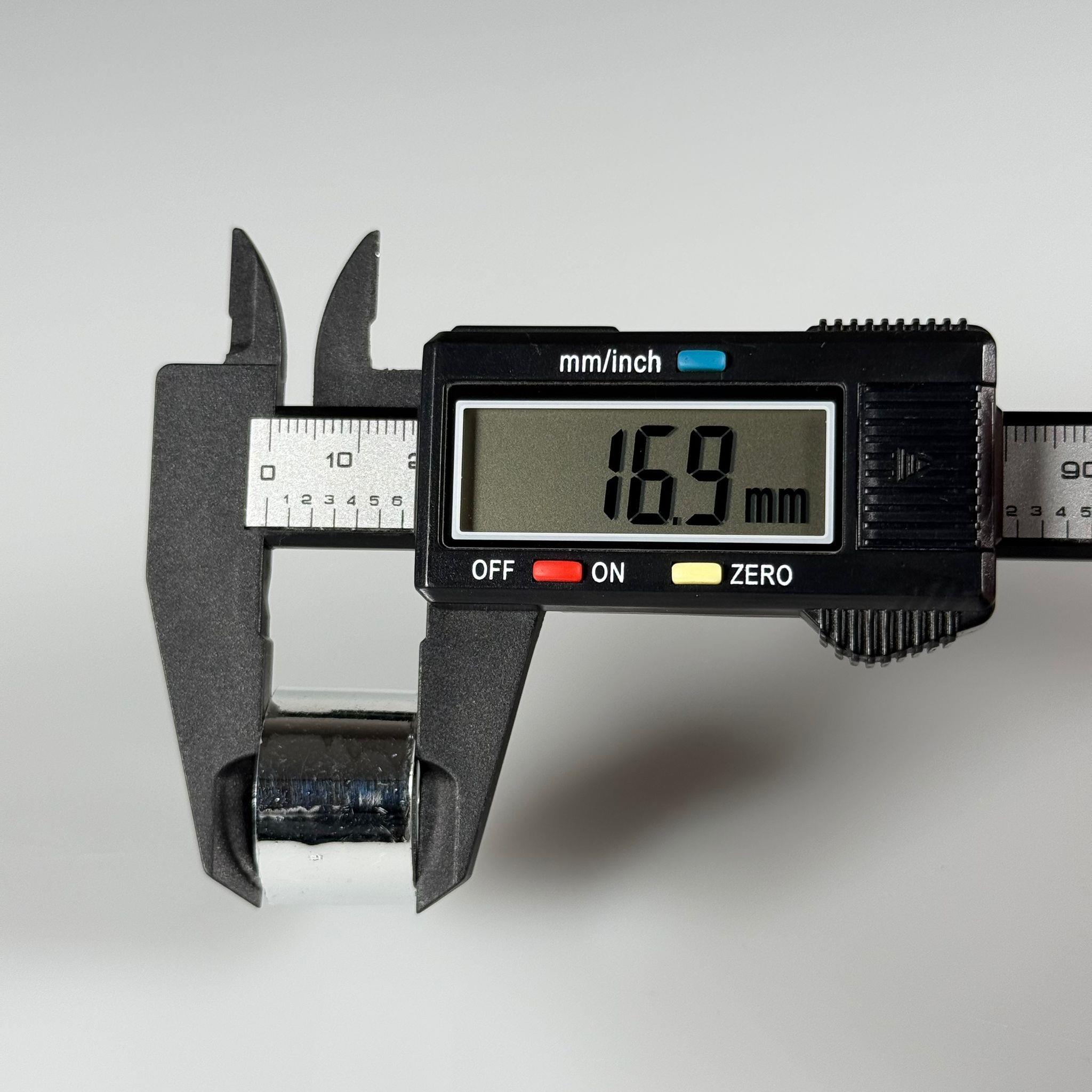 22 MM DELİKLİ PLASTİK GÜMÜŞ KAPAK (KİMYASALA TEMASTA KAPAĞIN BOYASI ÇIKABİLİR)